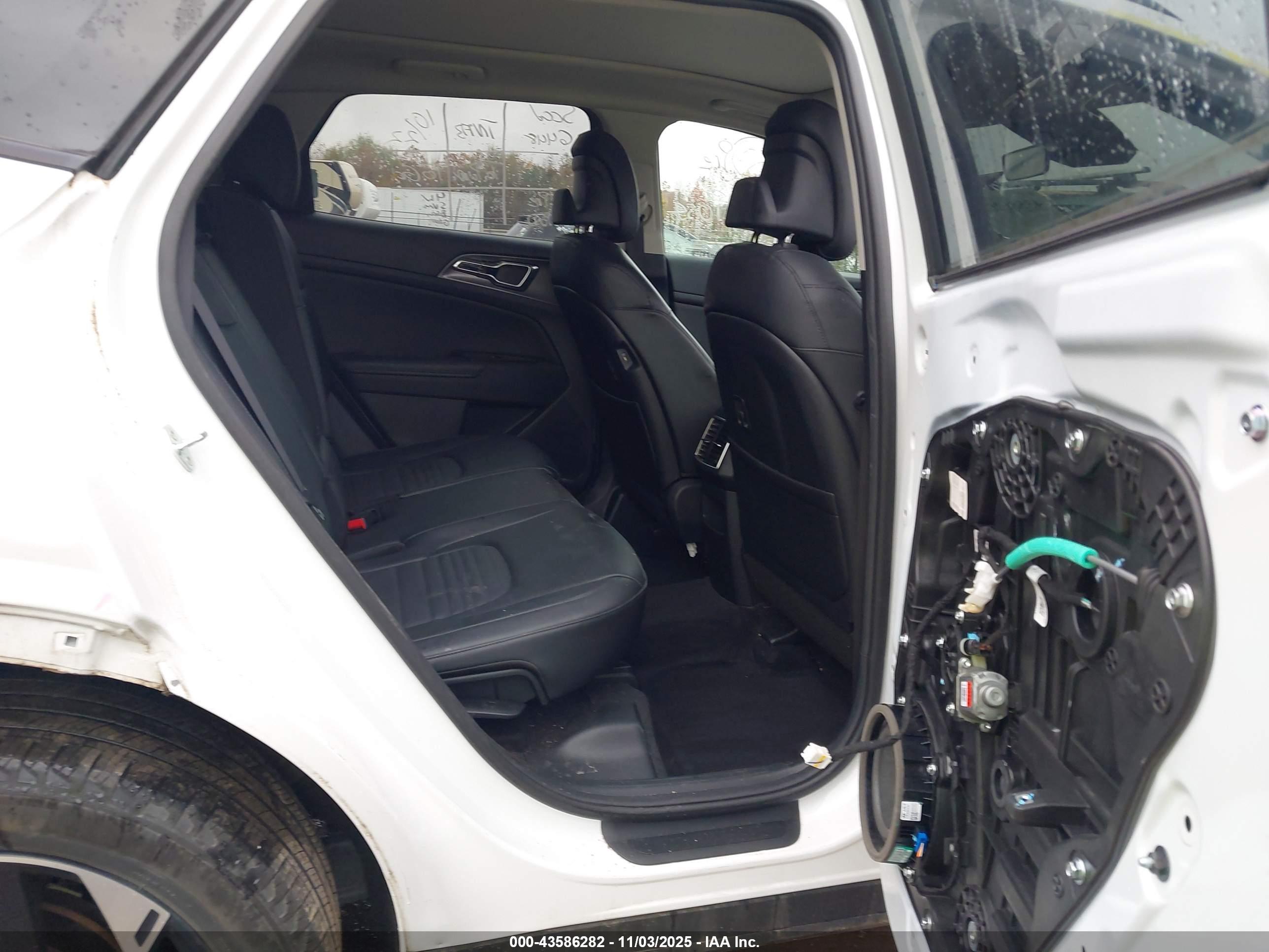 KIA SPORTAGE image 8