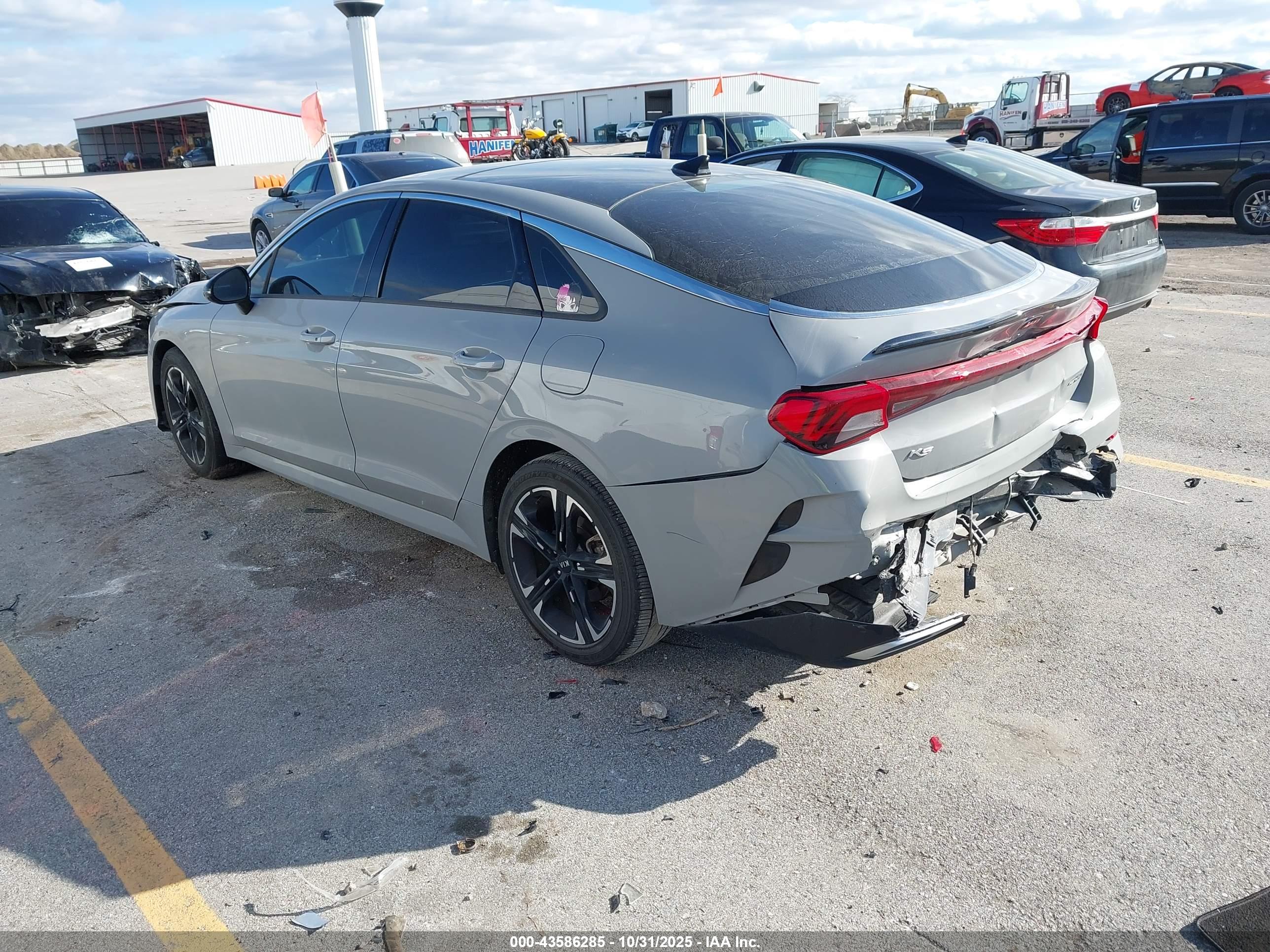 KIA K5 image 3