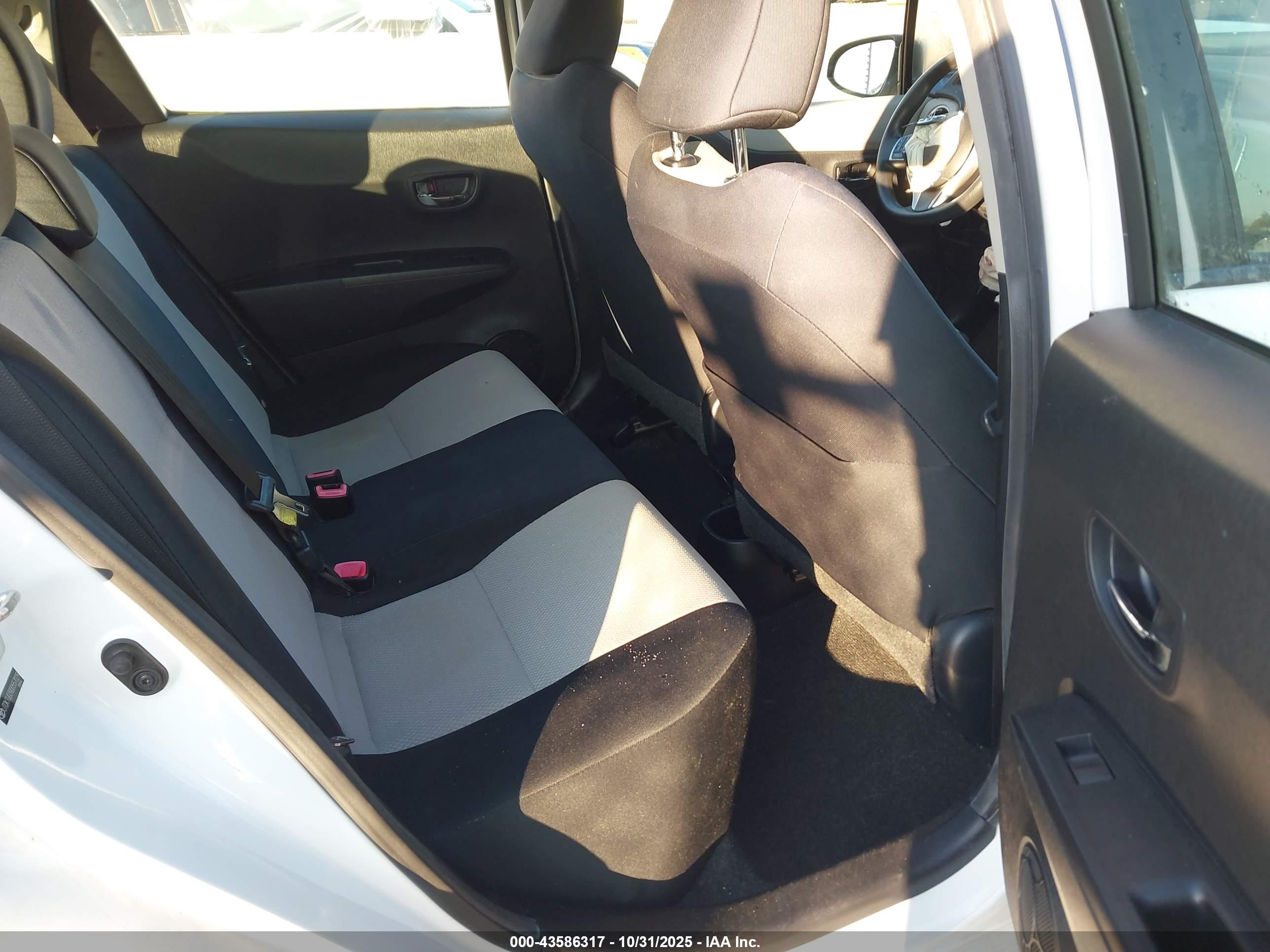 TOYOTA YARIS image 8