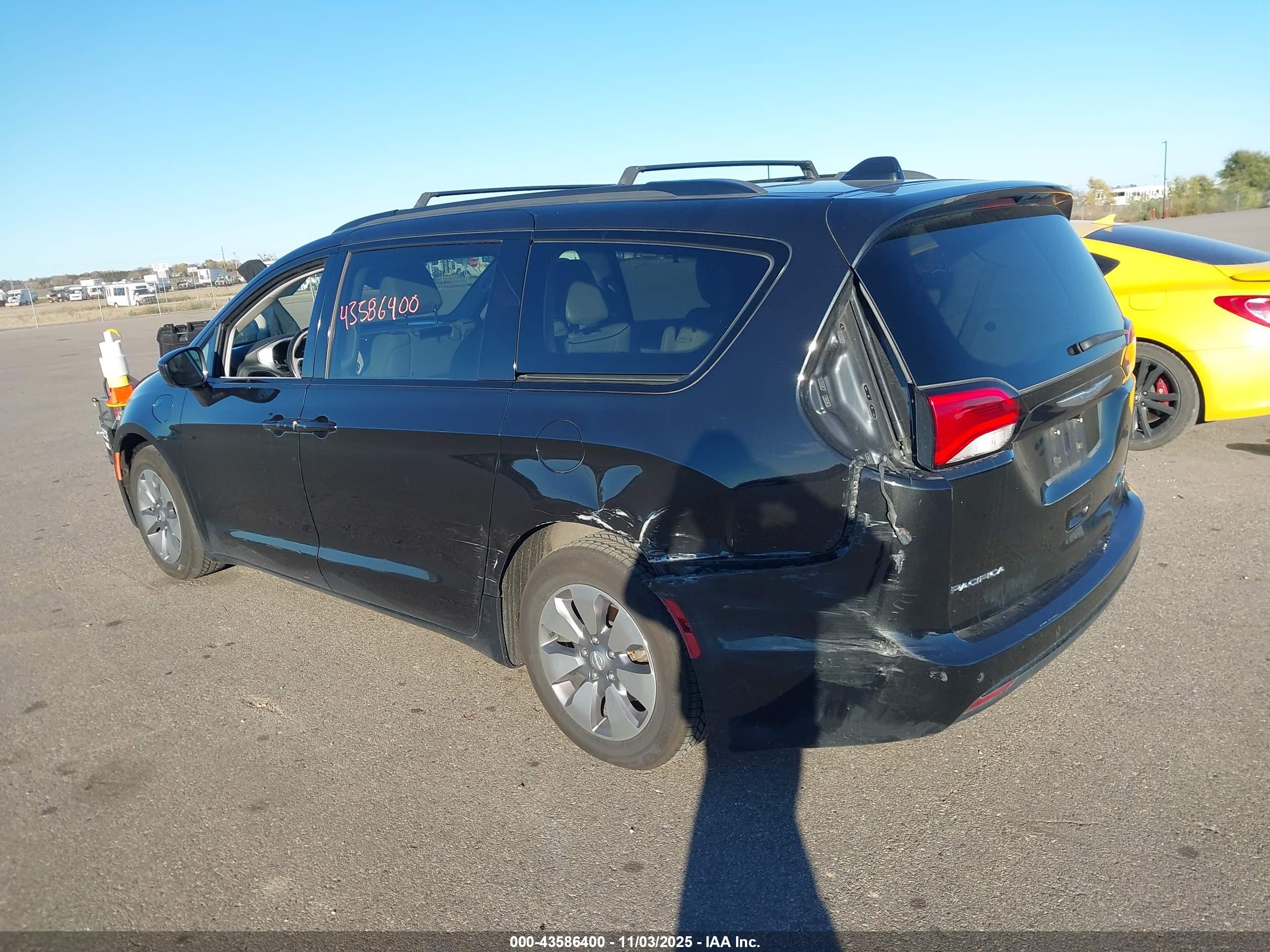 CHRYSLER PACIFICA image 3