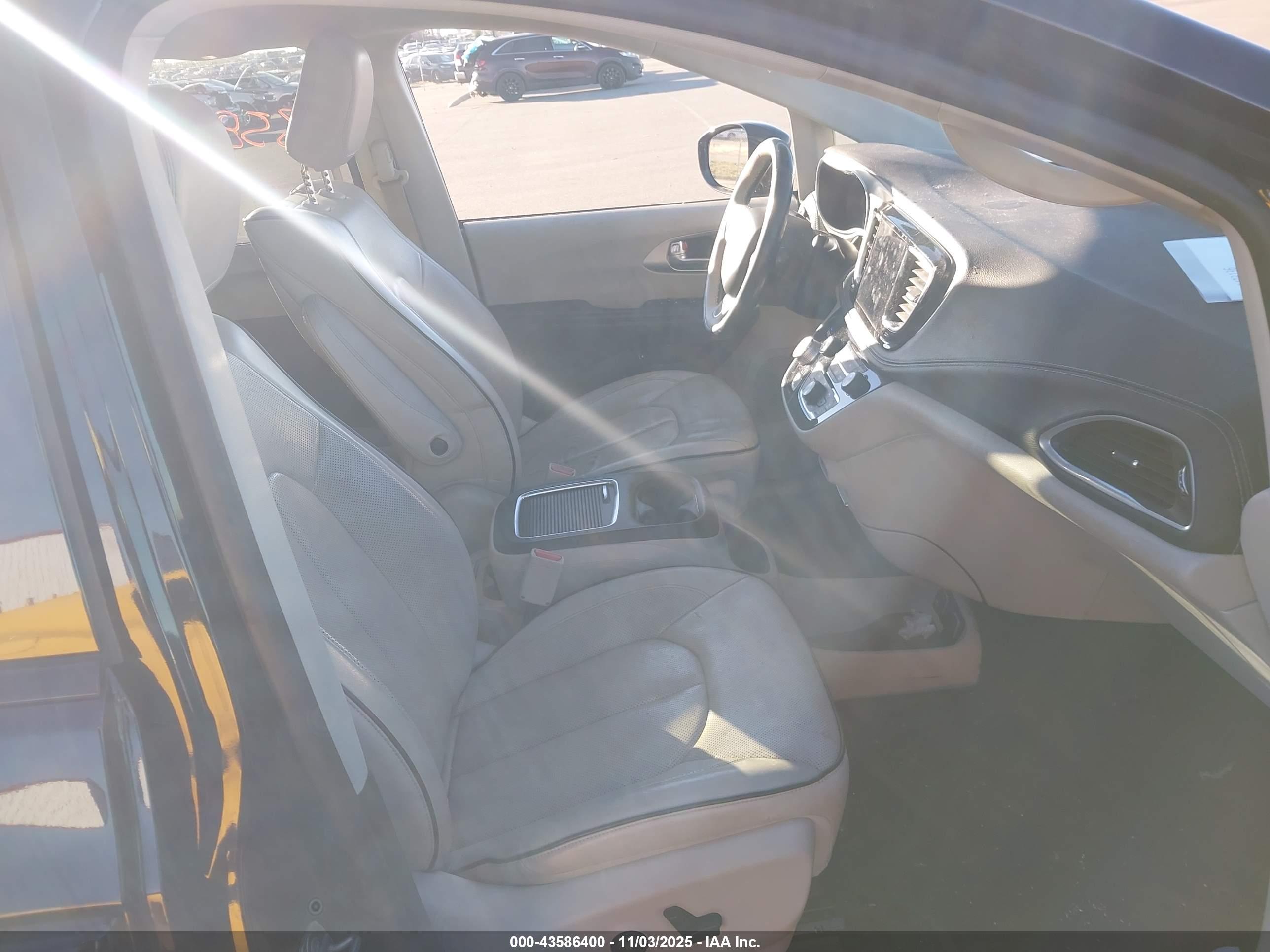 CHRYSLER PACIFICA image 5