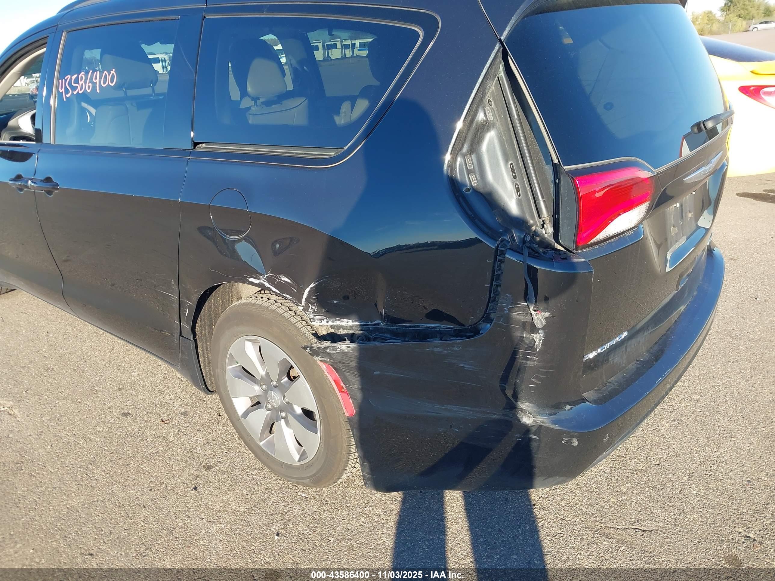 CHRYSLER PACIFICA image 6