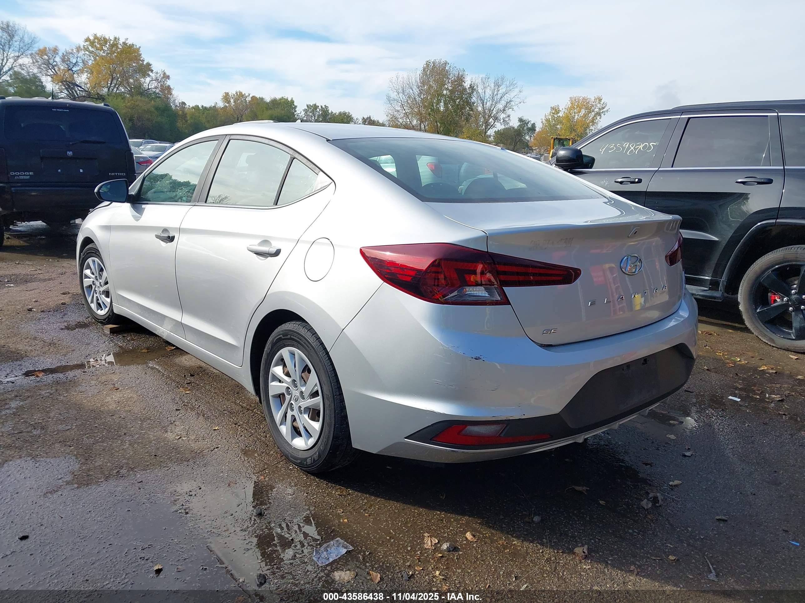 HYUNDAI ELANTRA image 3