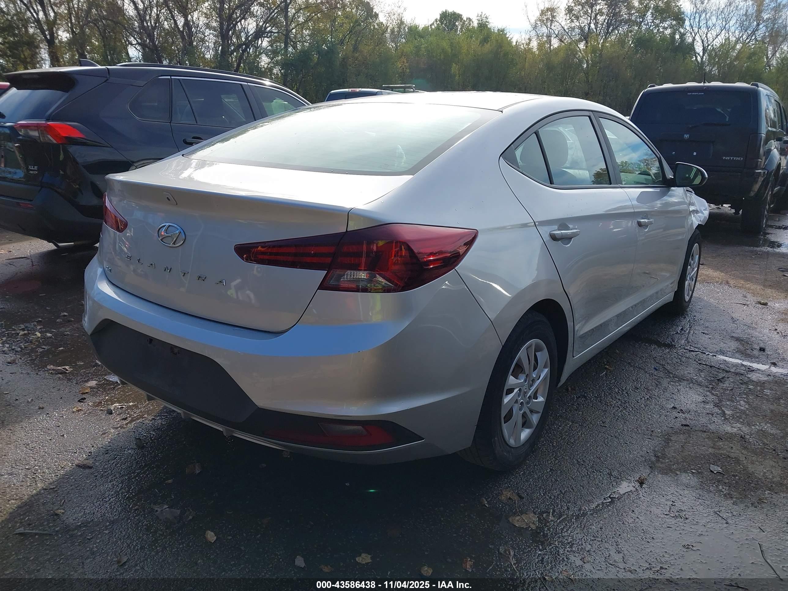 HYUNDAI ELANTRA image 4