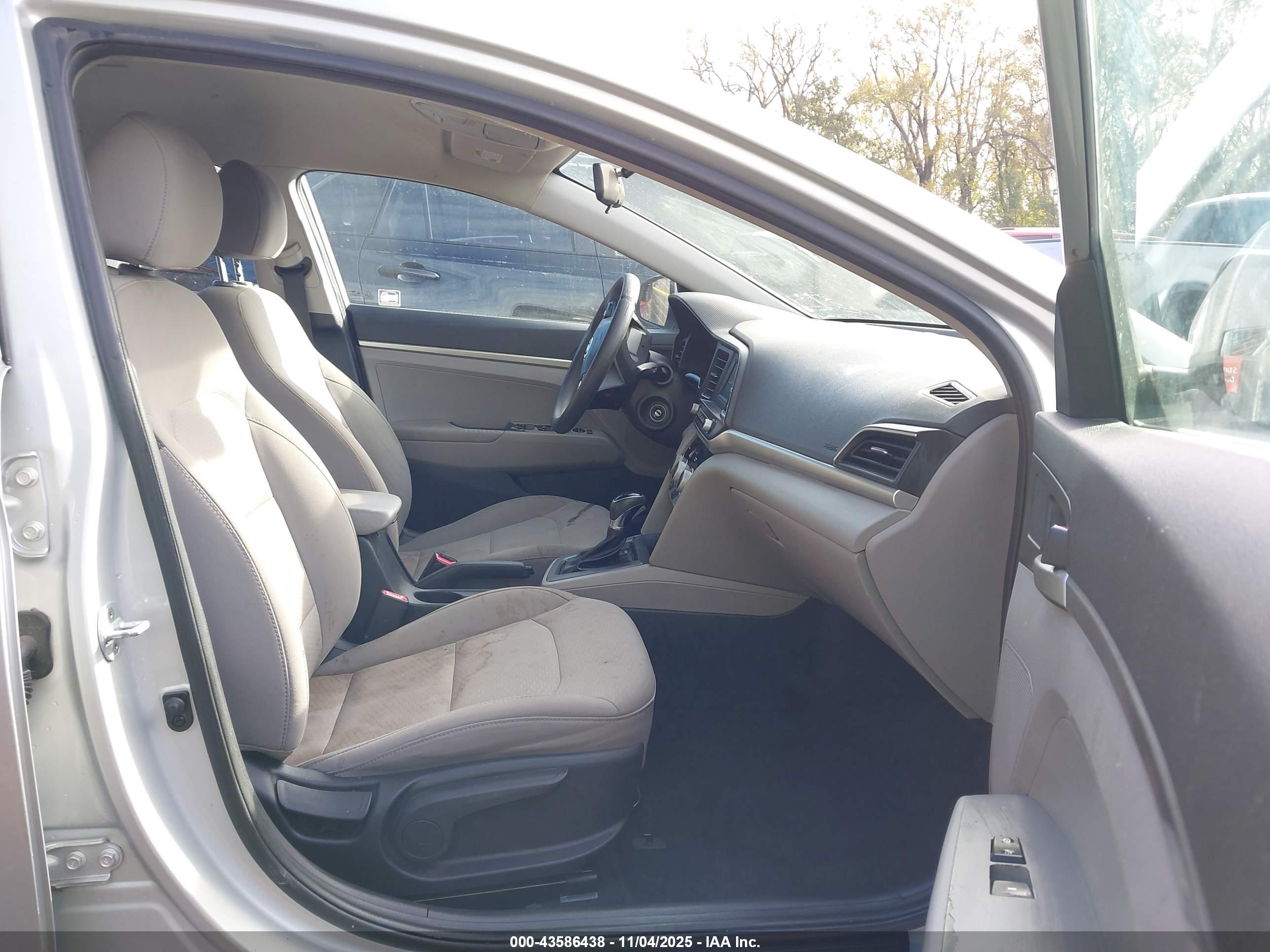 HYUNDAI ELANTRA image 5