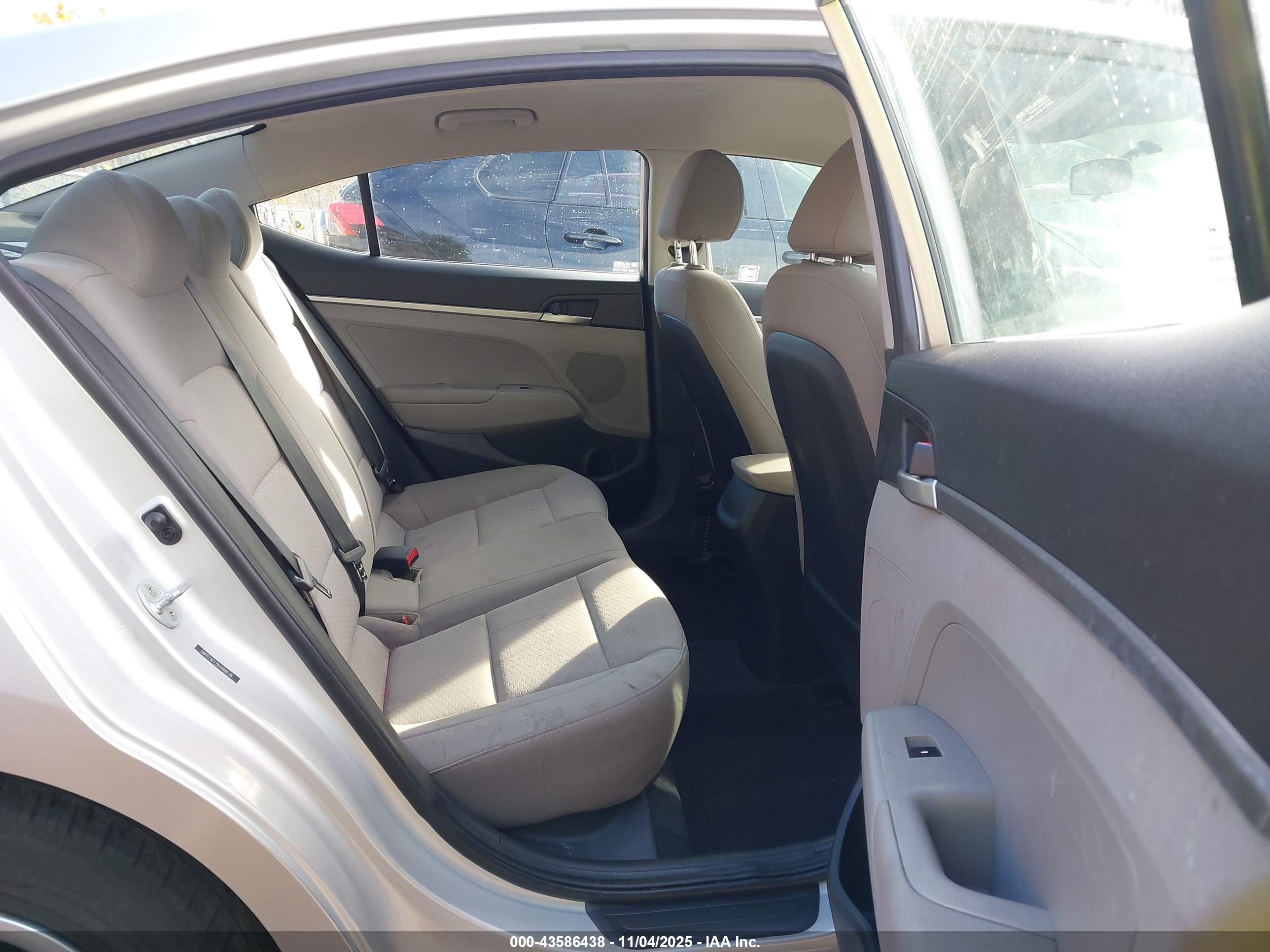 HYUNDAI ELANTRA image 8