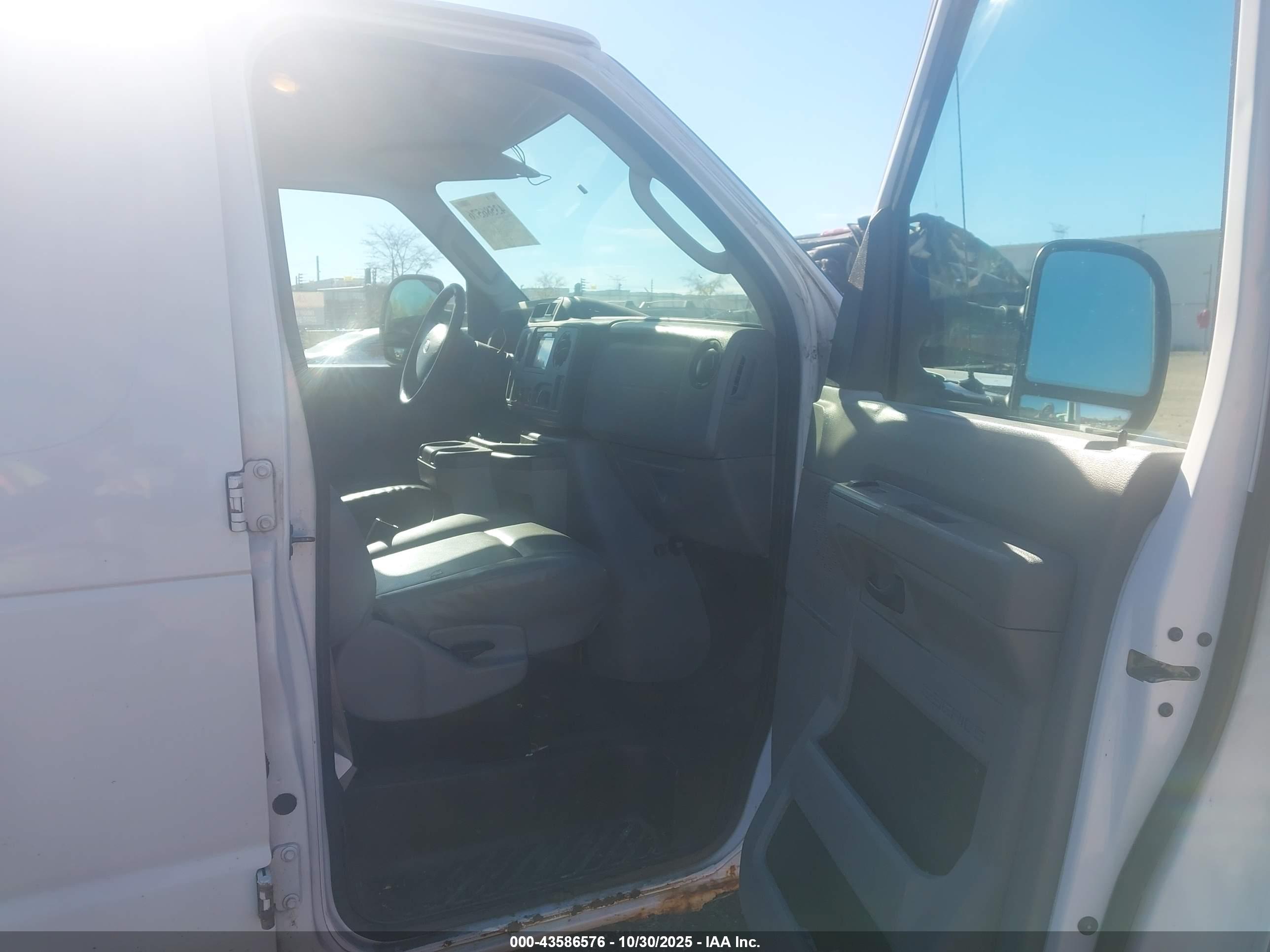 FORD E-150 image 5
