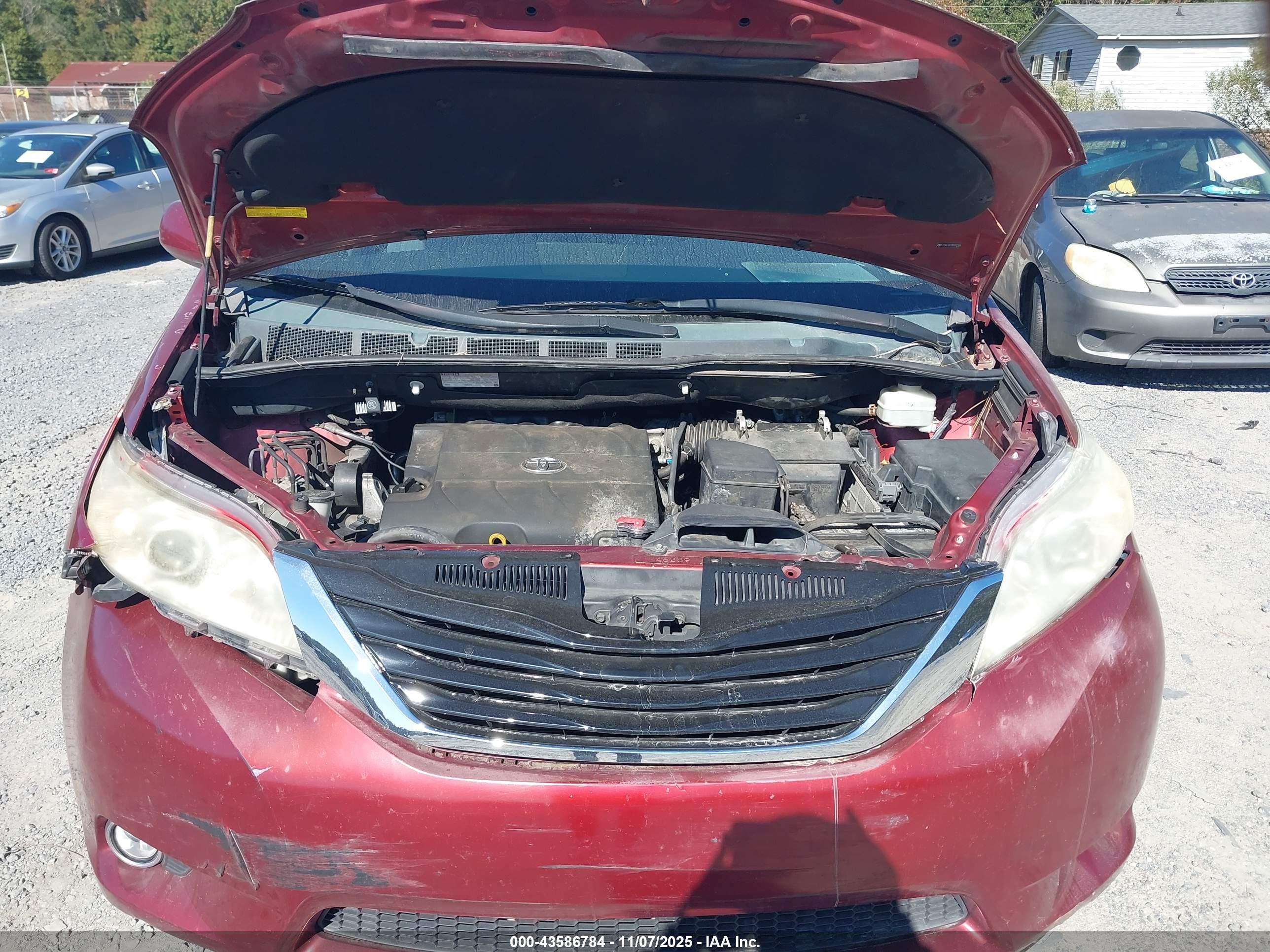 TOYOTA SIENNA image 10