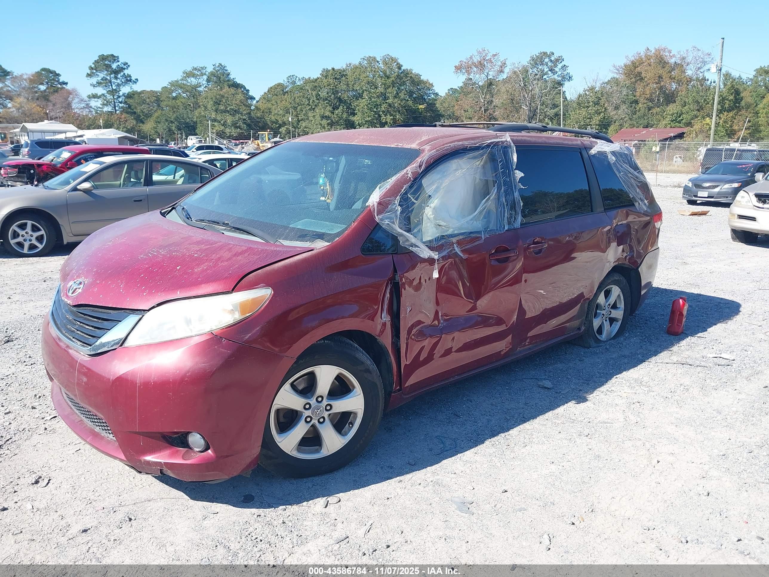 TOYOTA SIENNA image 2