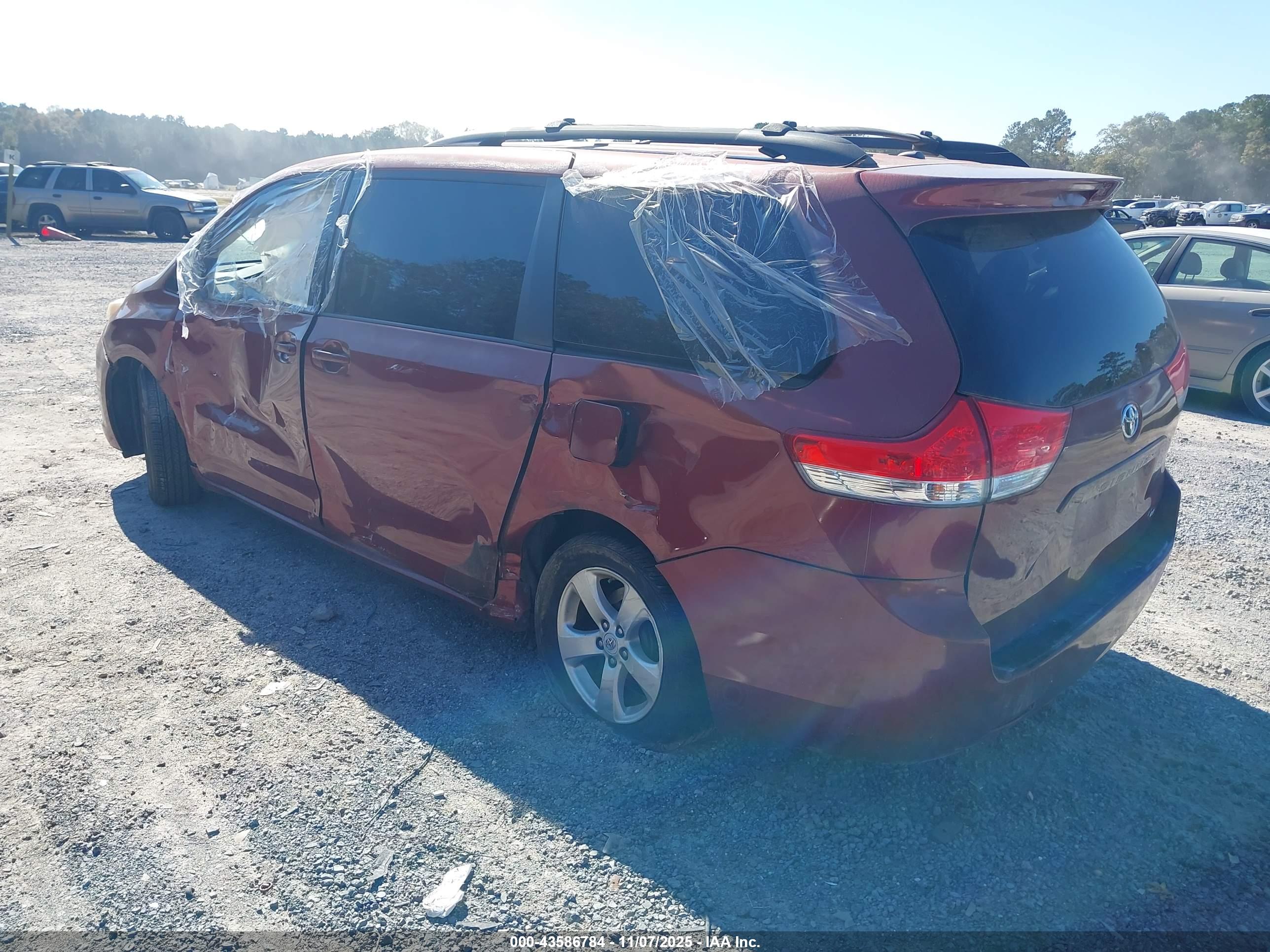 TOYOTA SIENNA image 3