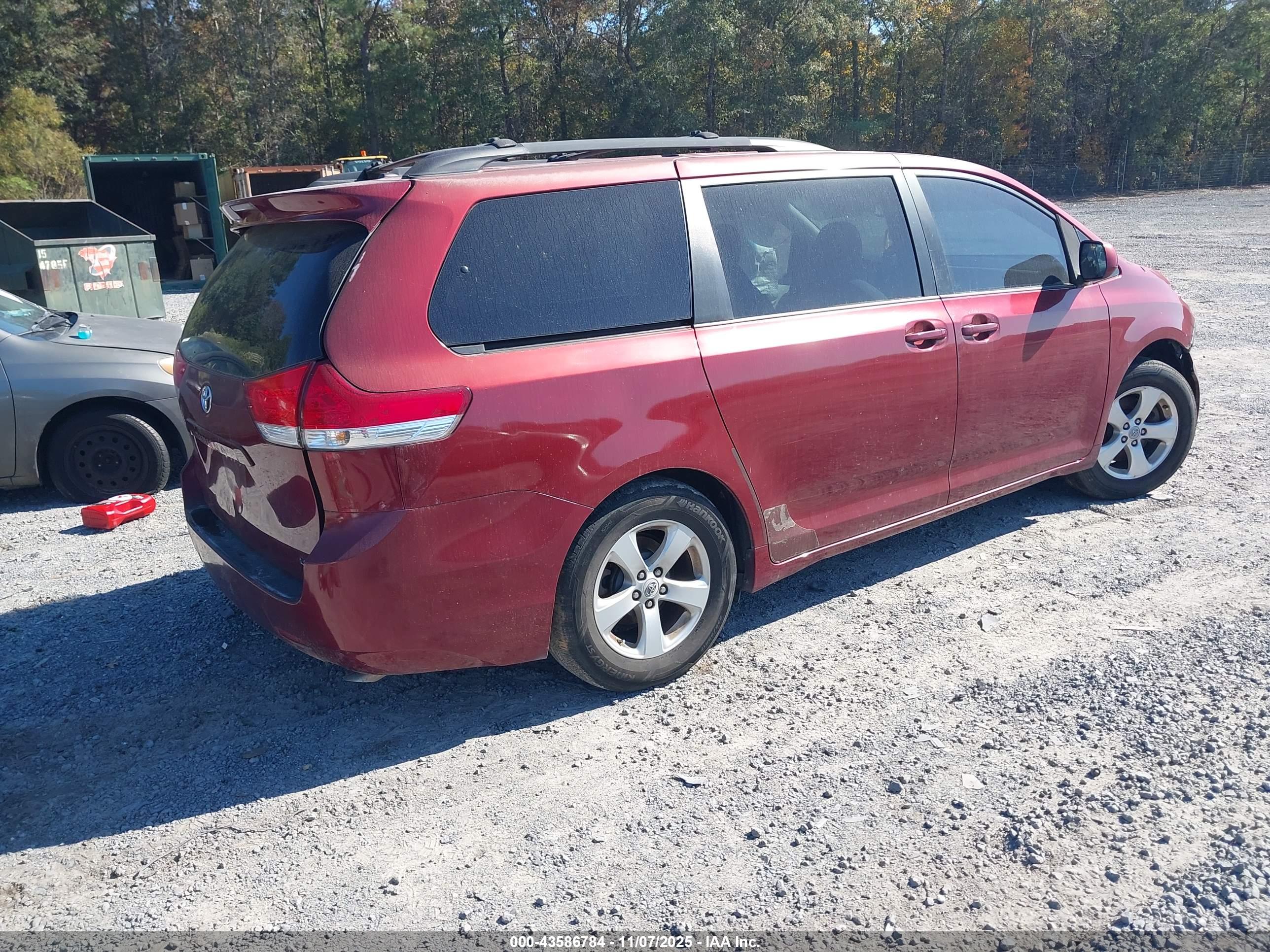 TOYOTA SIENNA image 4