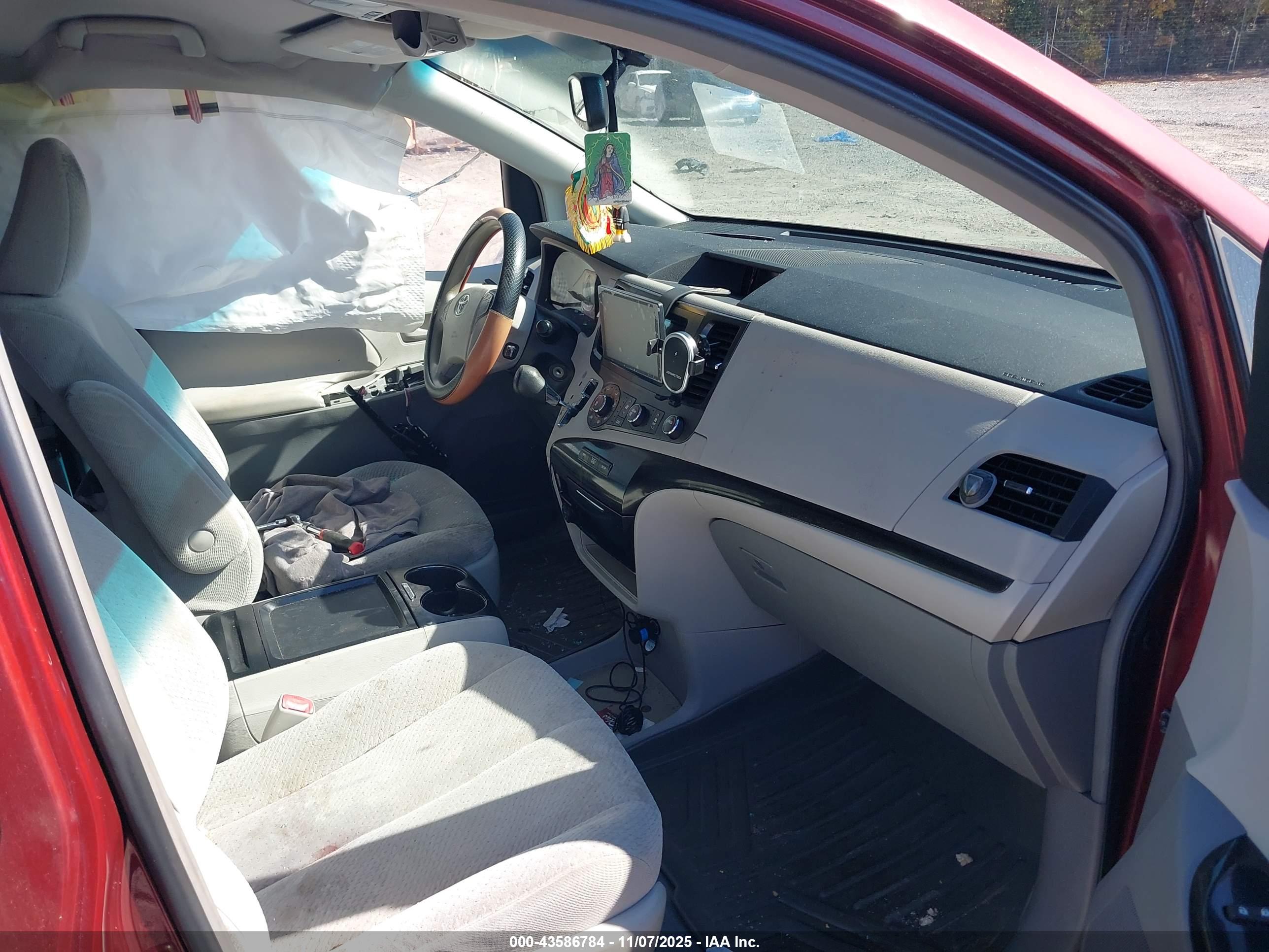 TOYOTA SIENNA image 5