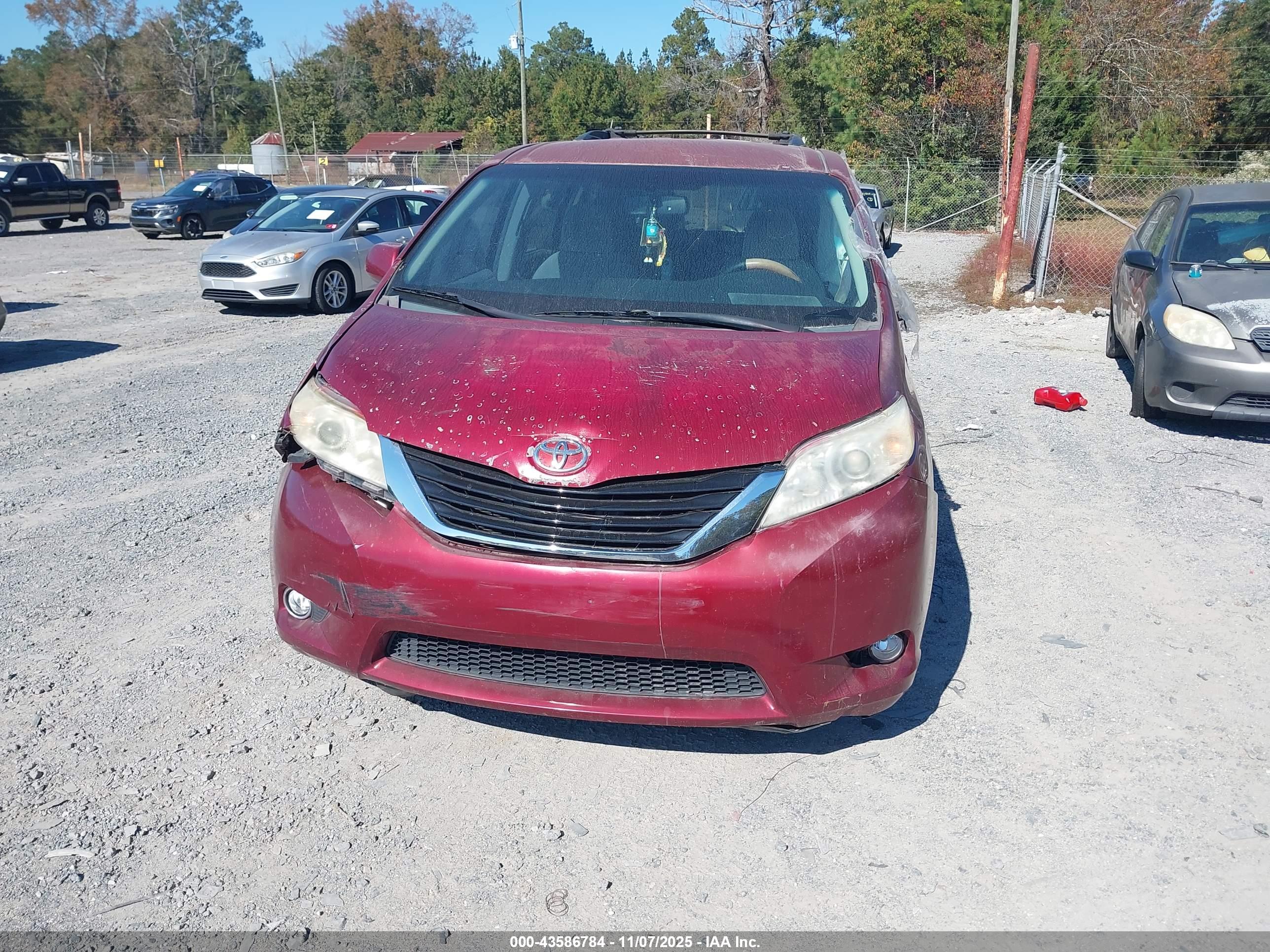 TOYOTA SIENNA image 6
