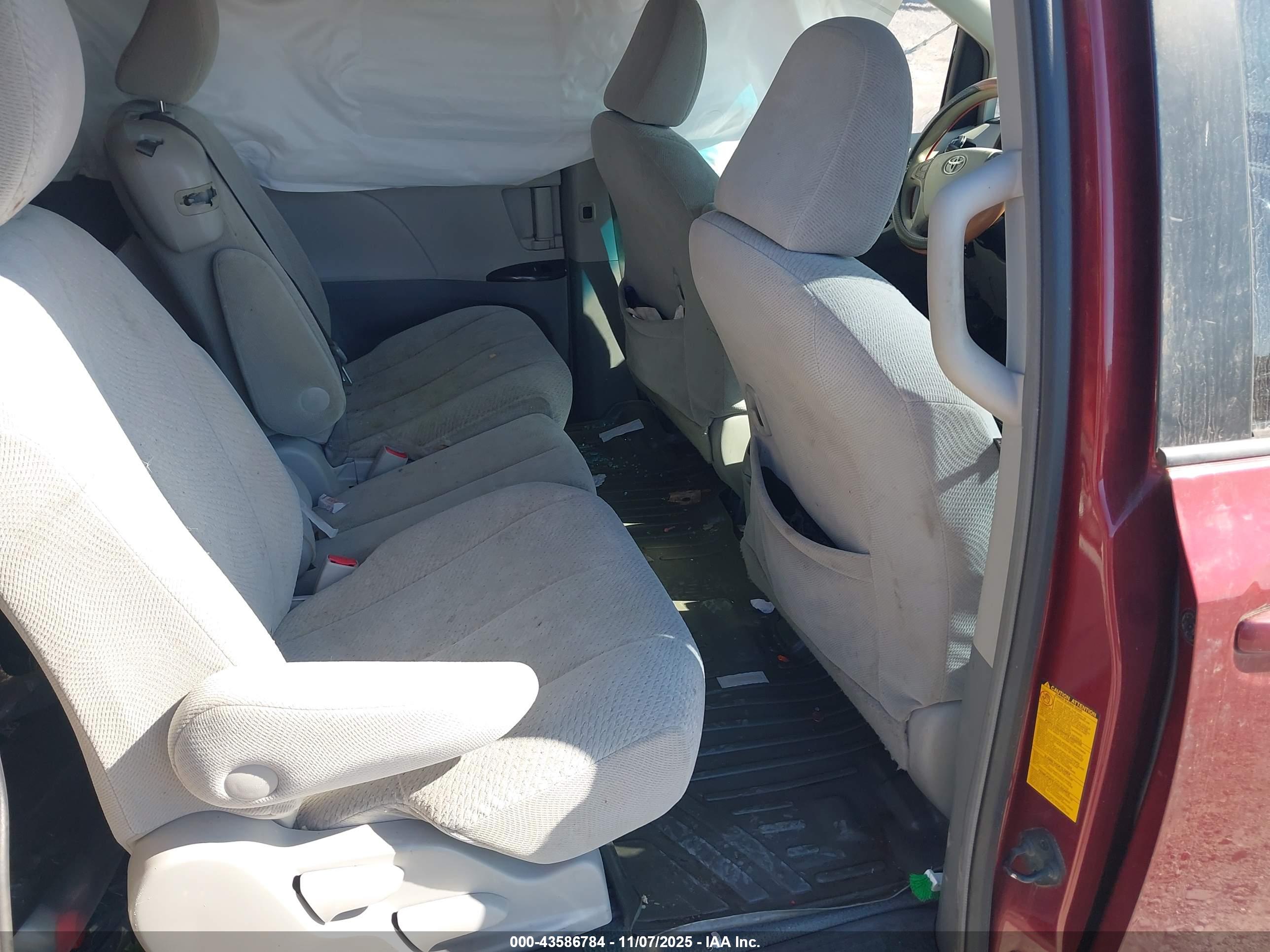 TOYOTA SIENNA image 8