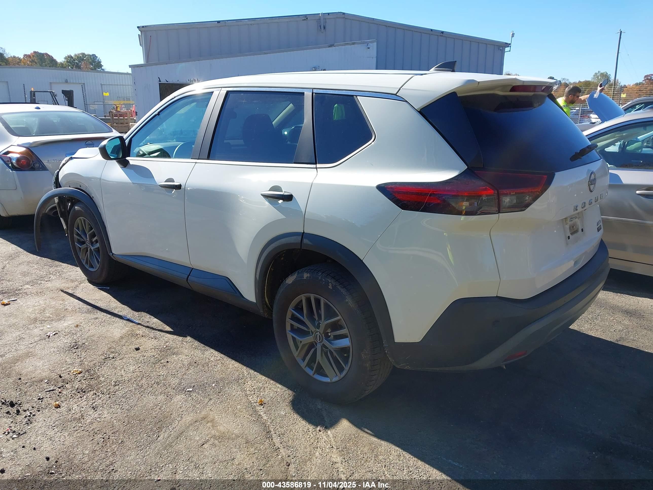 NISSAN ROGUE image 3