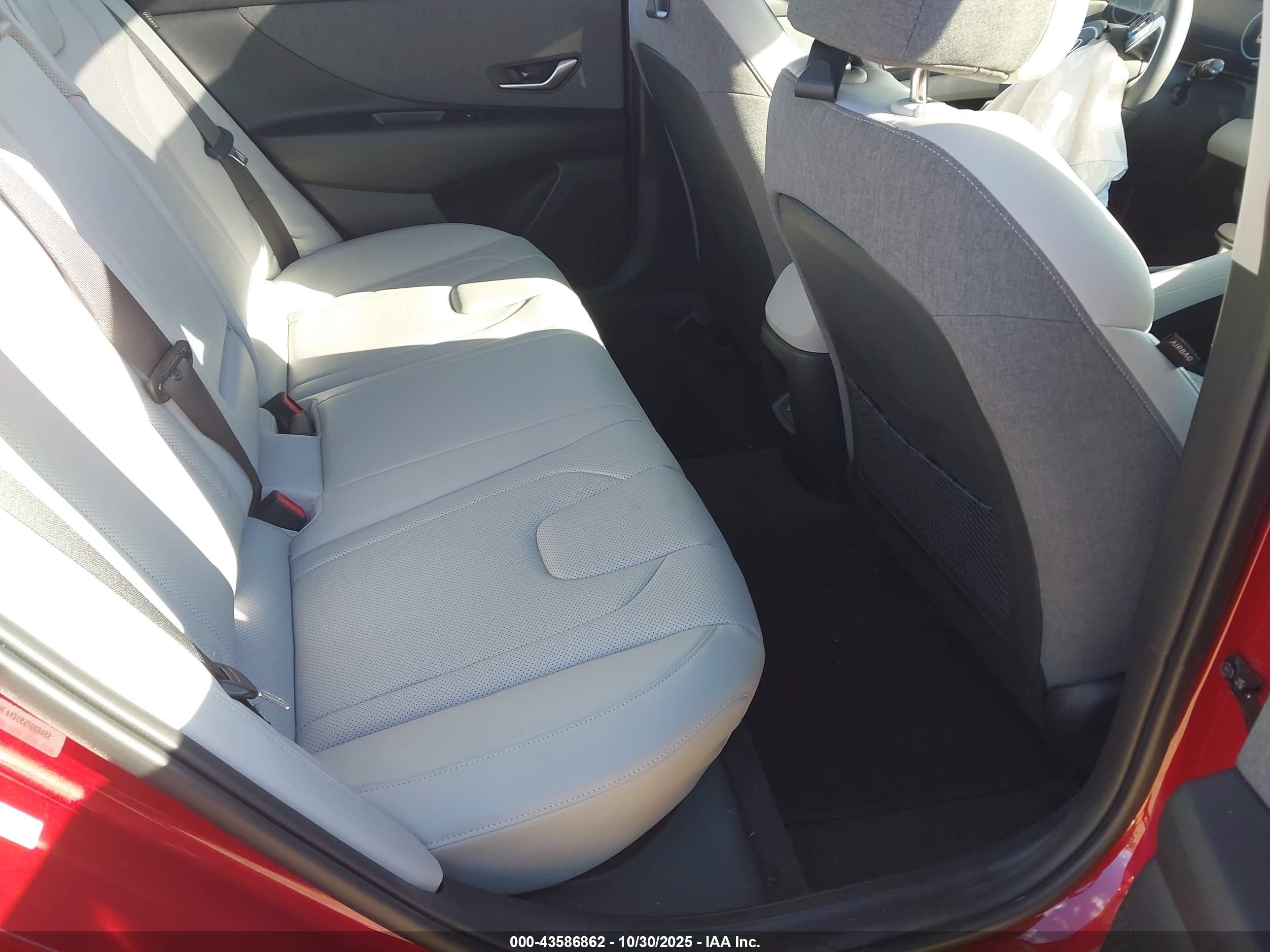 HYUNDAI ELANTRA image 8