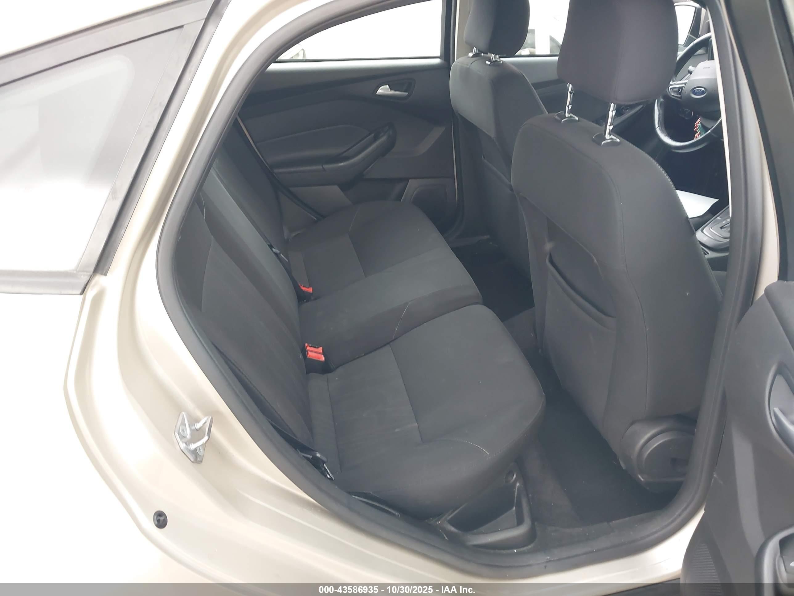 FORD FOCUS image 8
