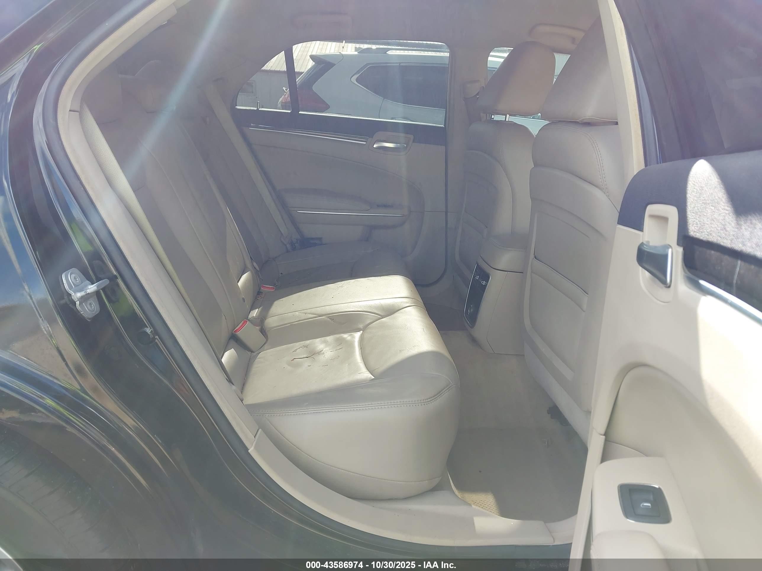 CHRYSLER 300 image 8