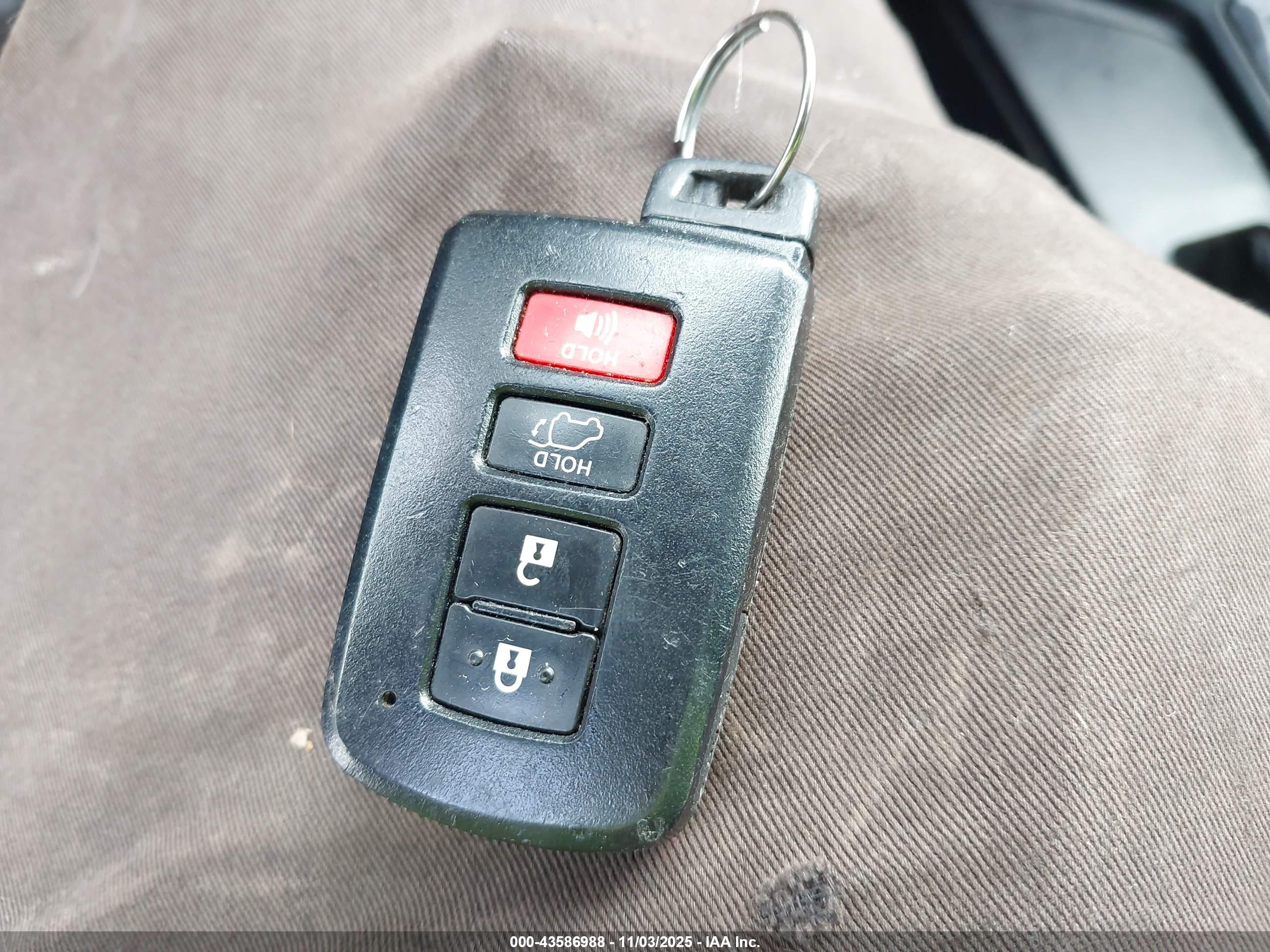 TOYOTA RAV4 image 11