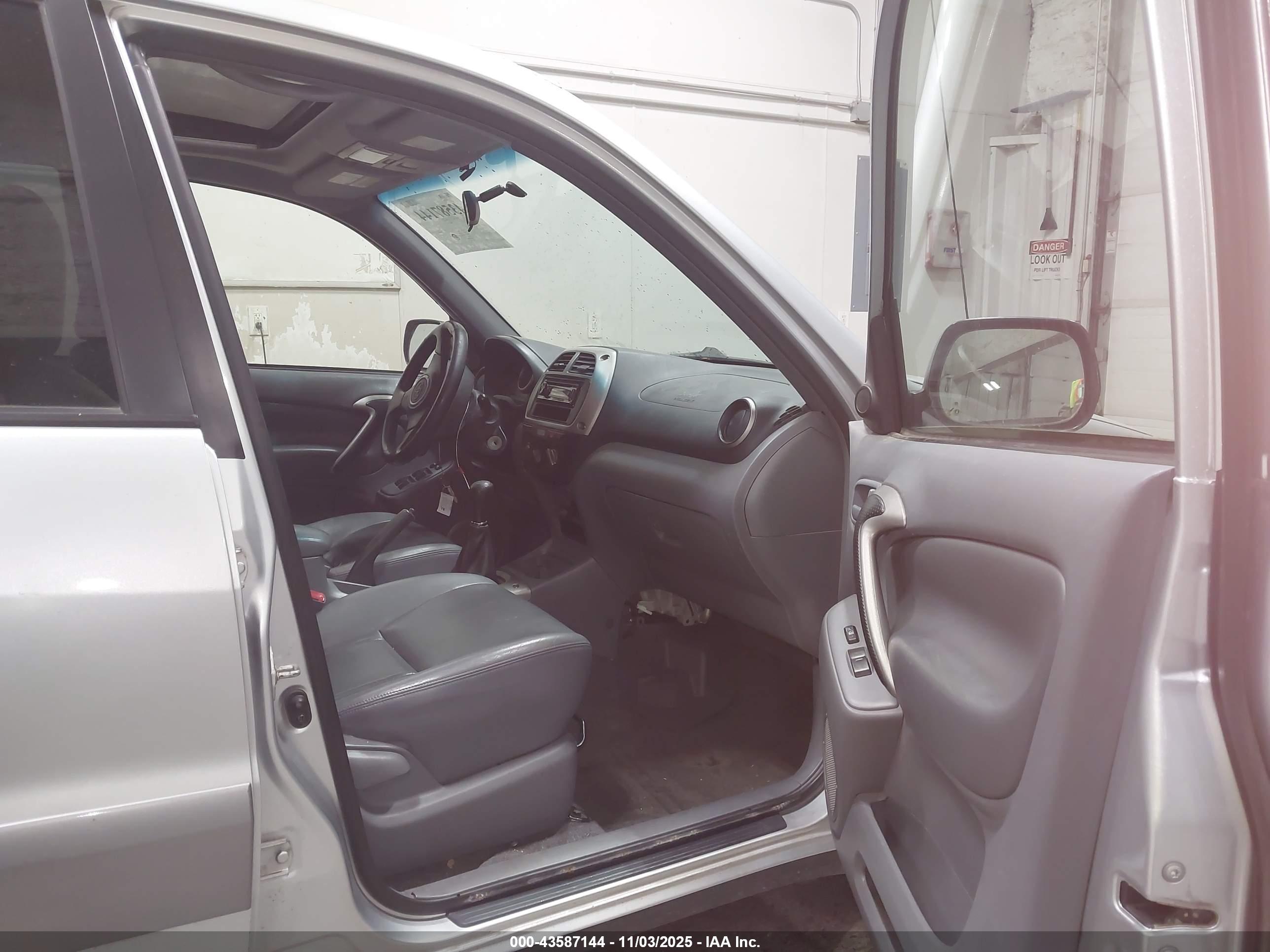 TOYOTA RAV4 image 5