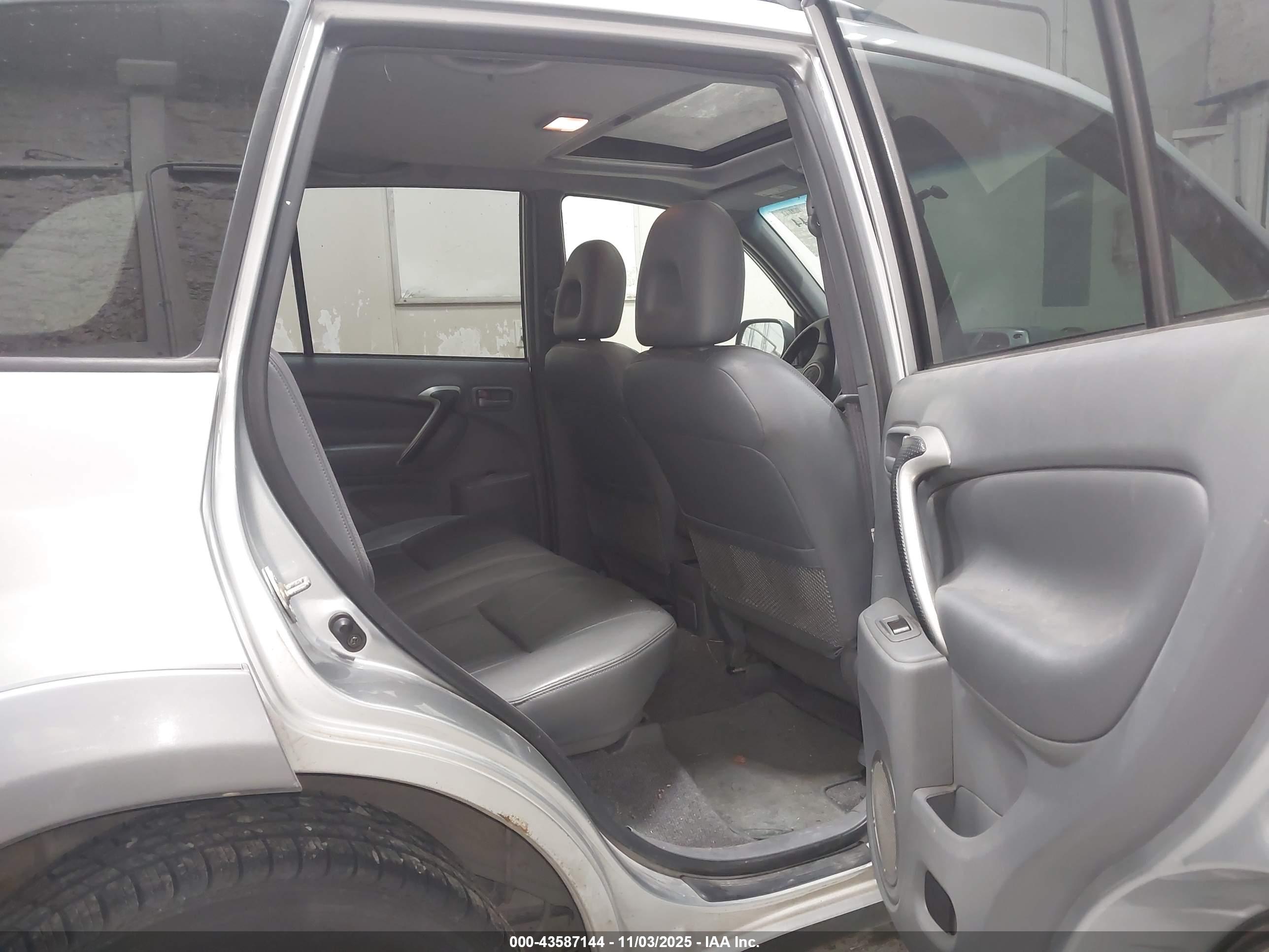 TOYOTA RAV4 image 8