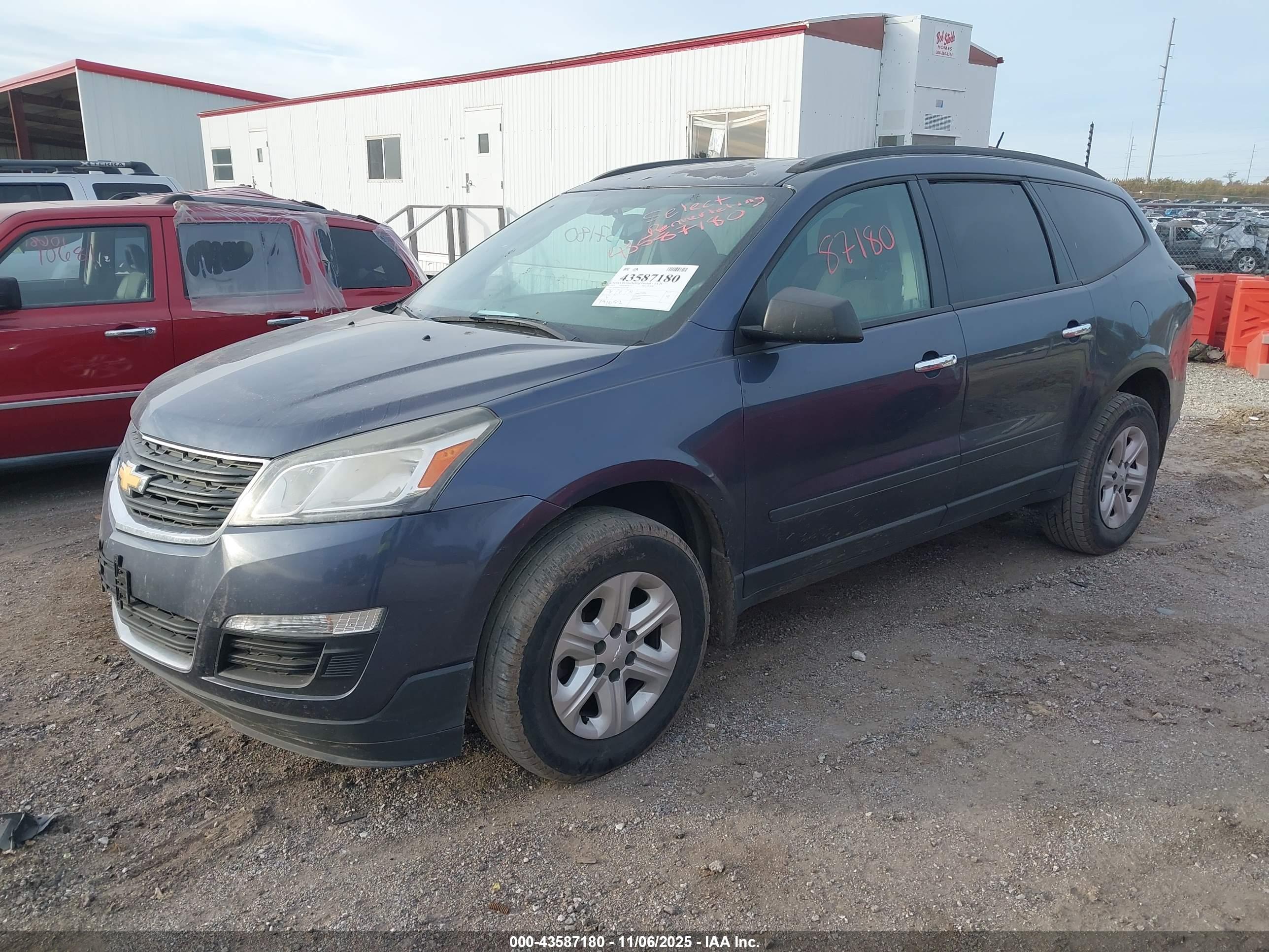 CHEVROLET TRAVERSE image 2