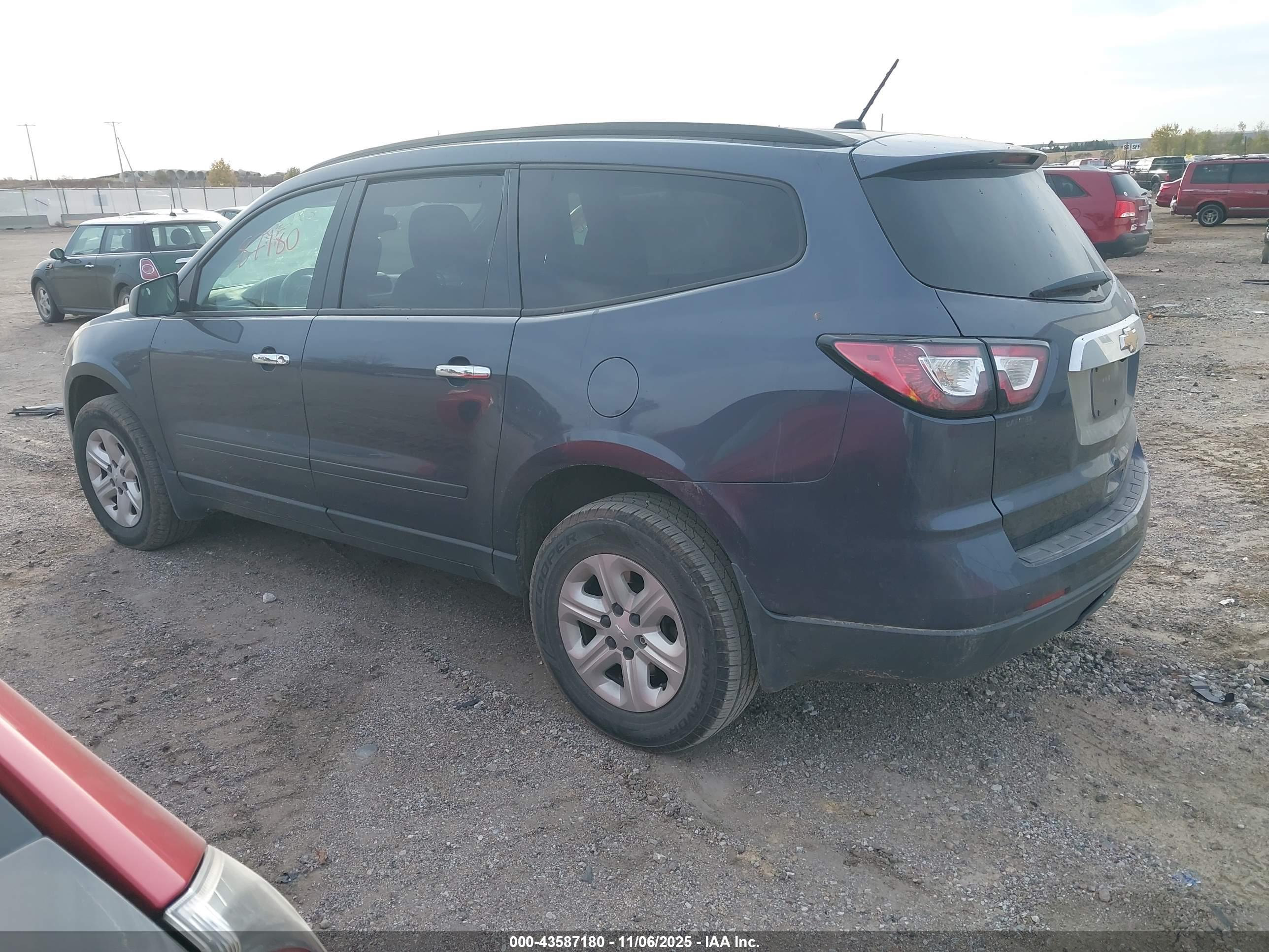 CHEVROLET TRAVERSE image 3