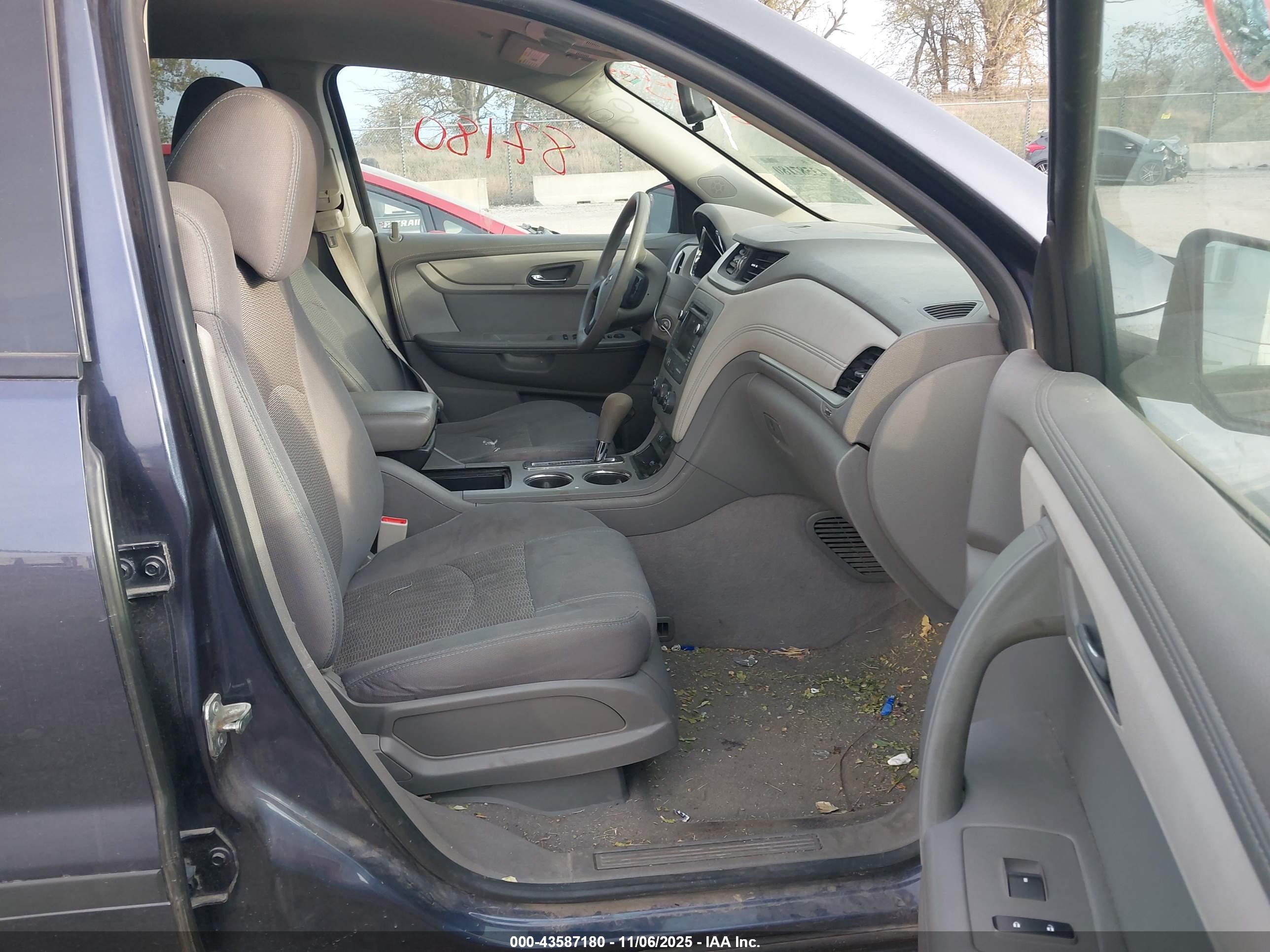 CHEVROLET TRAVERSE image 5