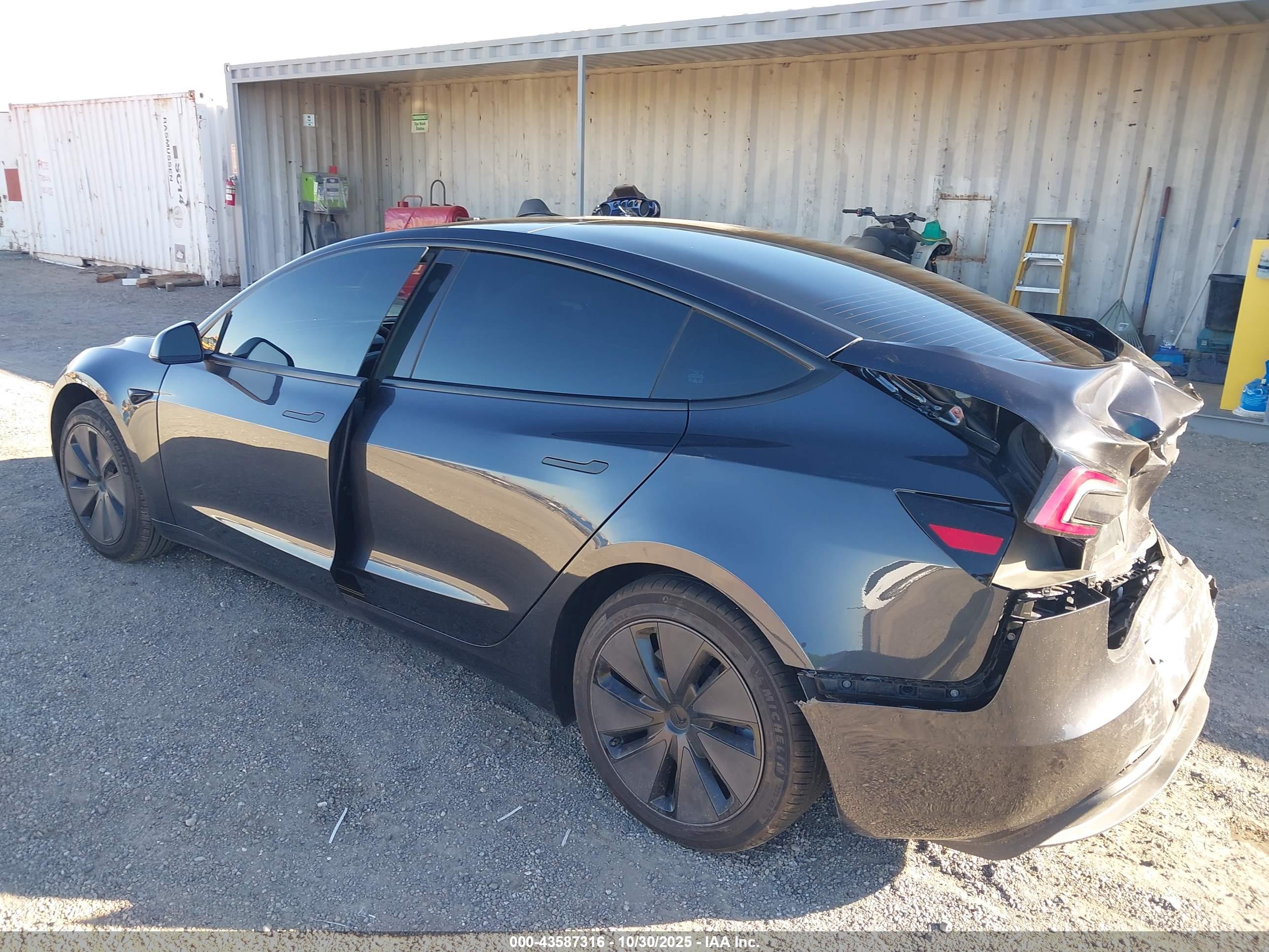 TESLA MODEL image 3