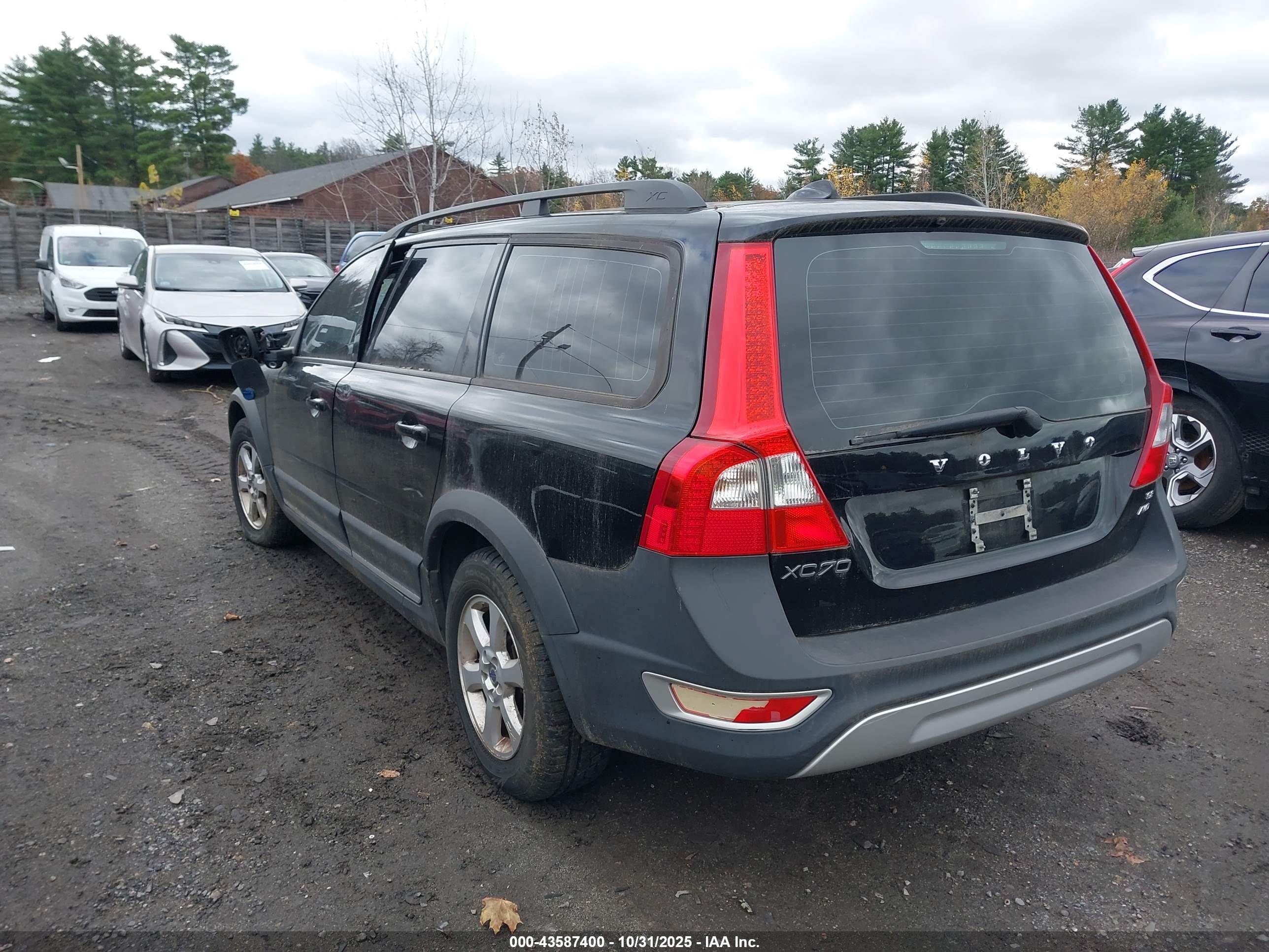 VOLVO XC70 image 3