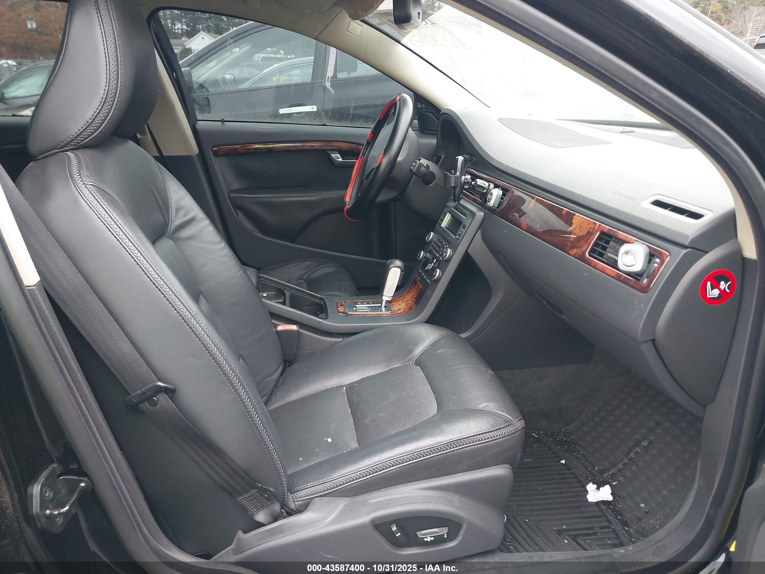 VOLVO XC70 image 5