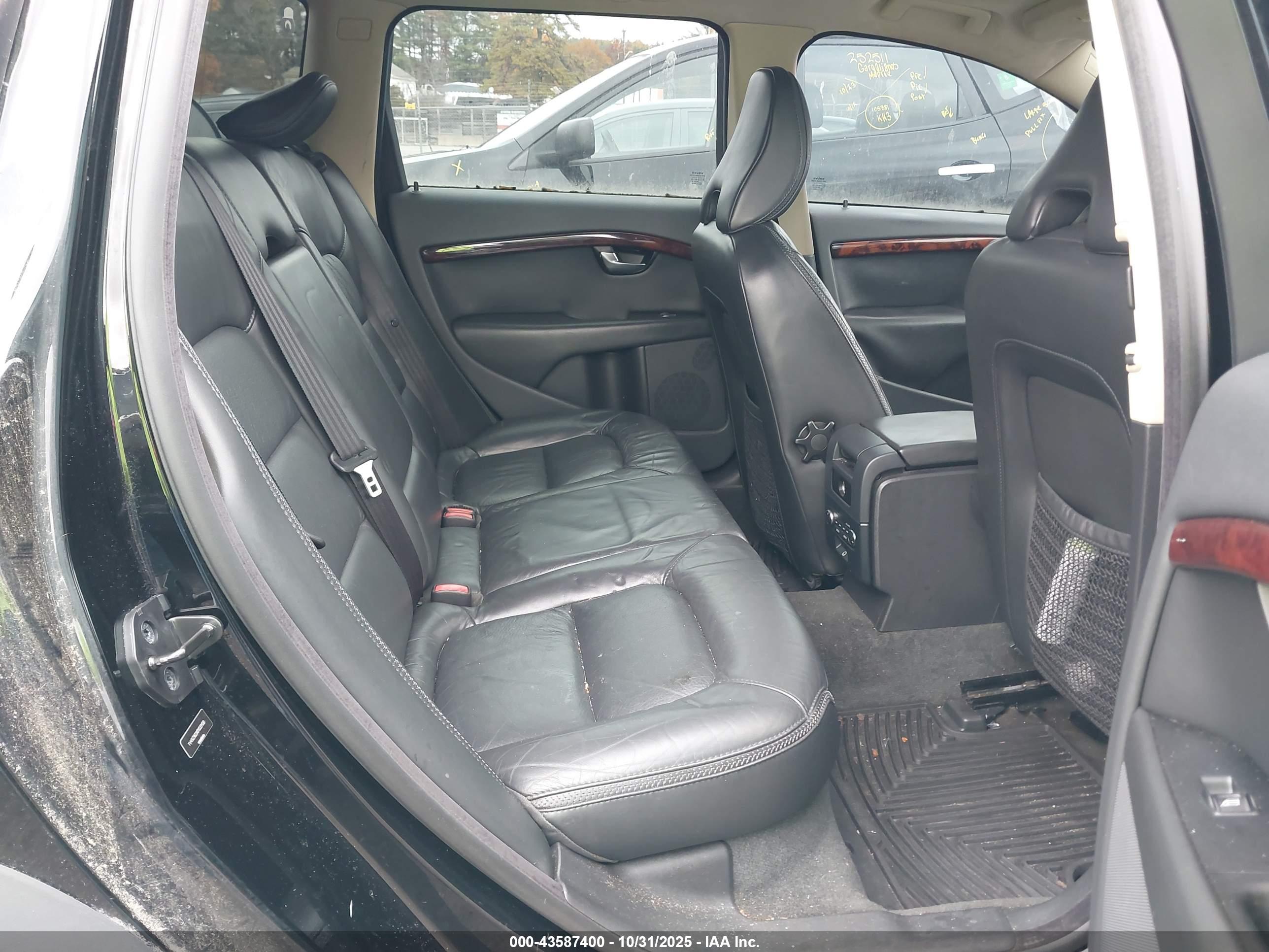 VOLVO XC70 image 8