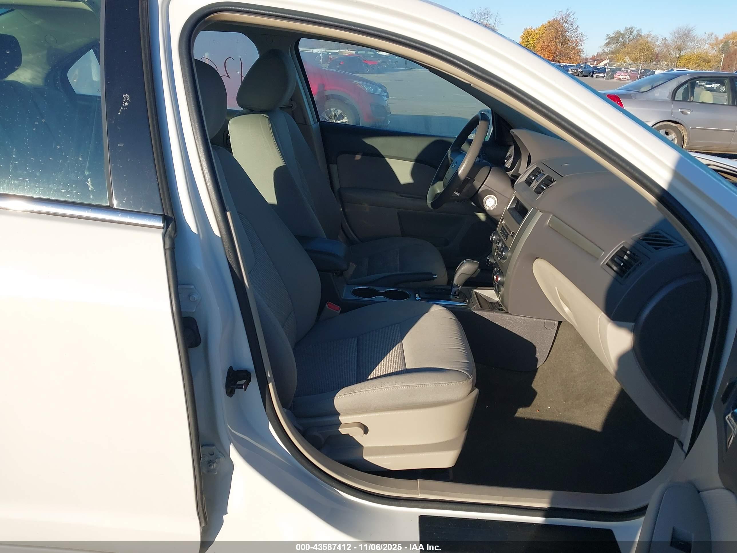 FORD FUSION image 5