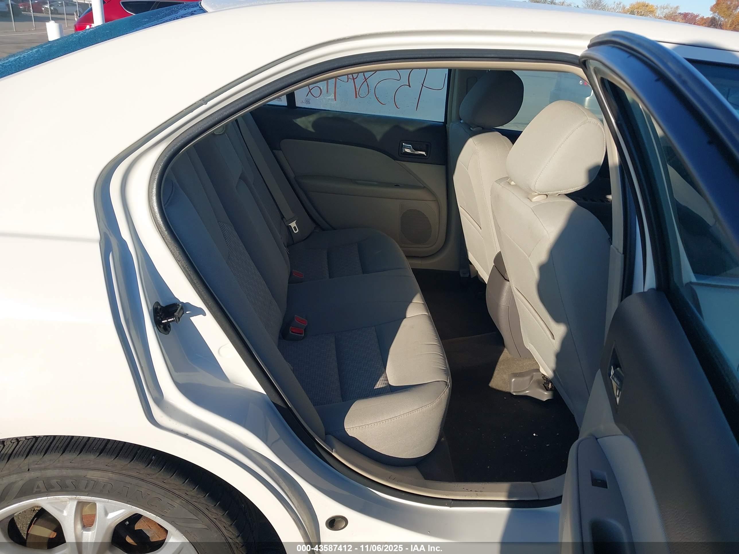 FORD FUSION image 8