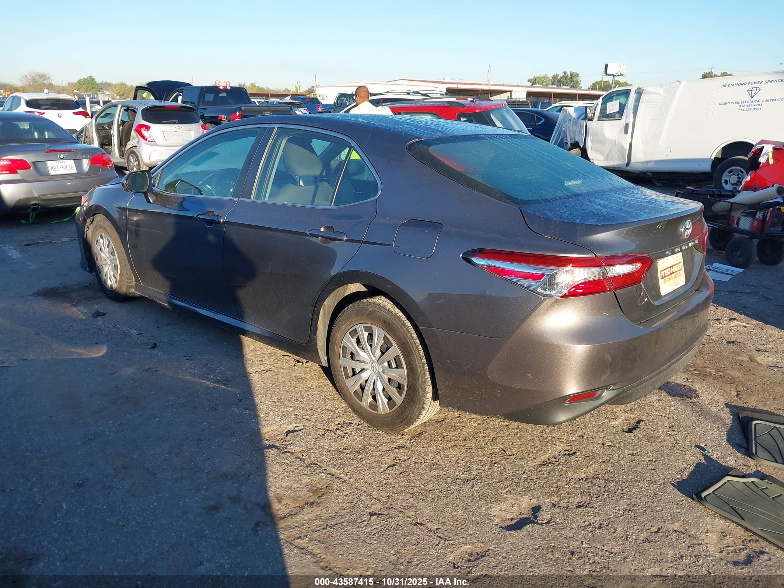 TOYOTA CAMRY image 3