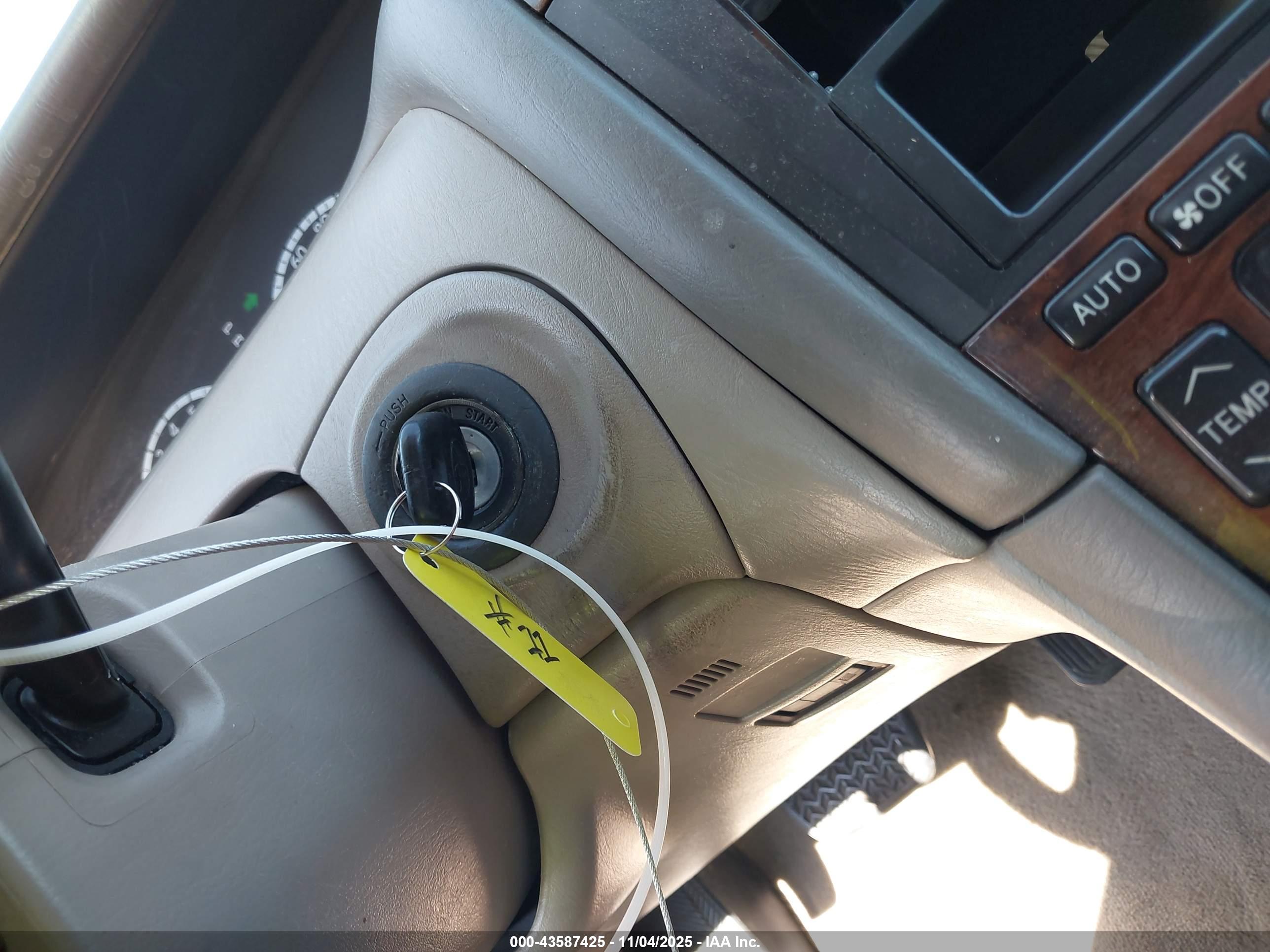 TOYOTA AVALON image 11