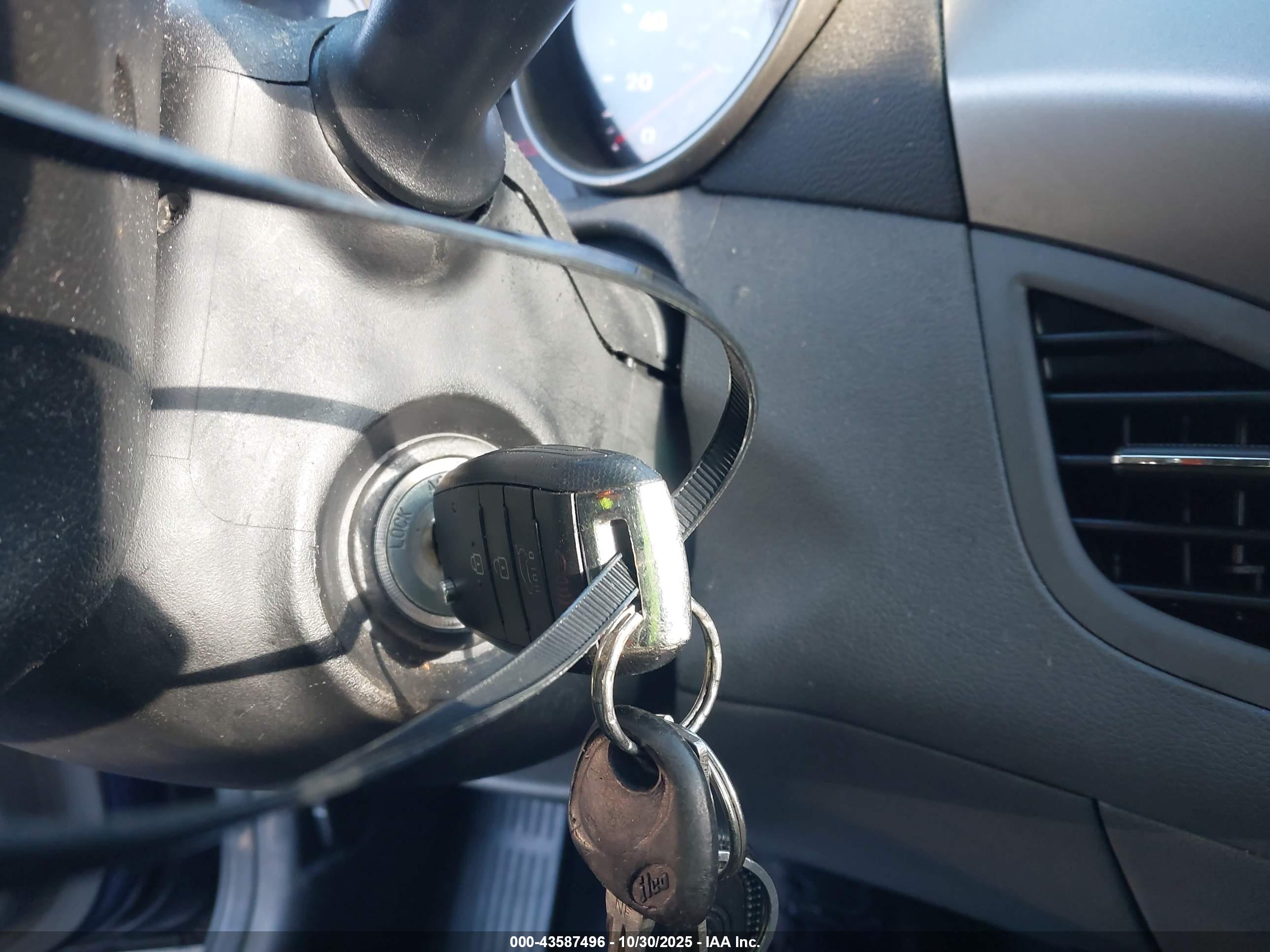 HYUNDAI ELANTRA image 11