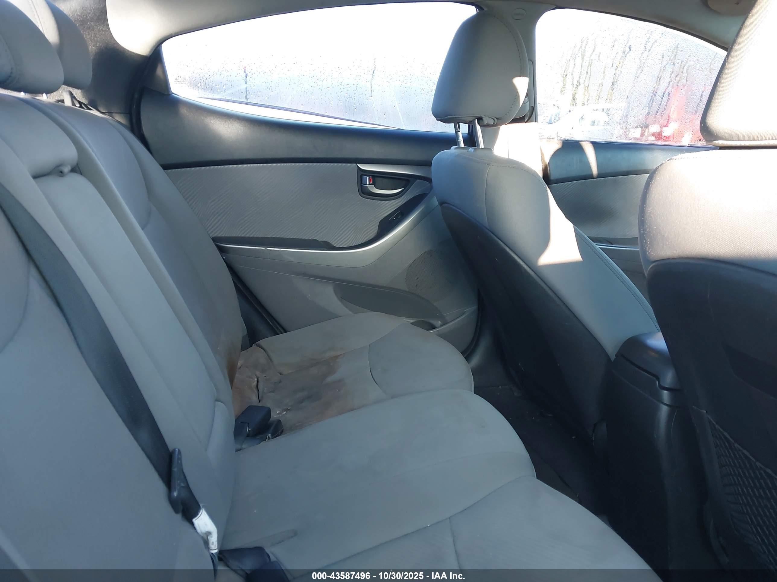 HYUNDAI ELANTRA image 8