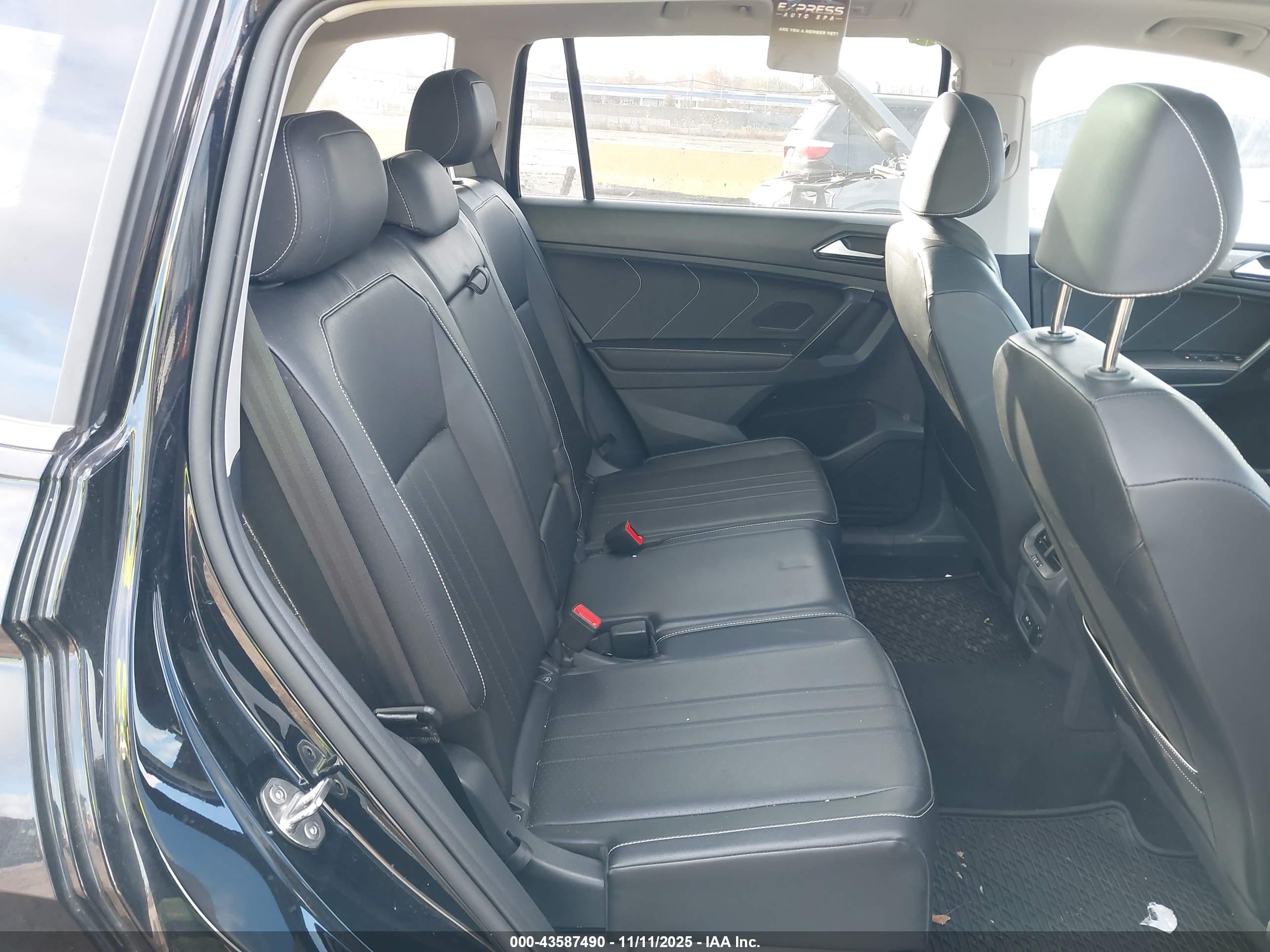 VOLKSWAGEN TIGUAN image 8