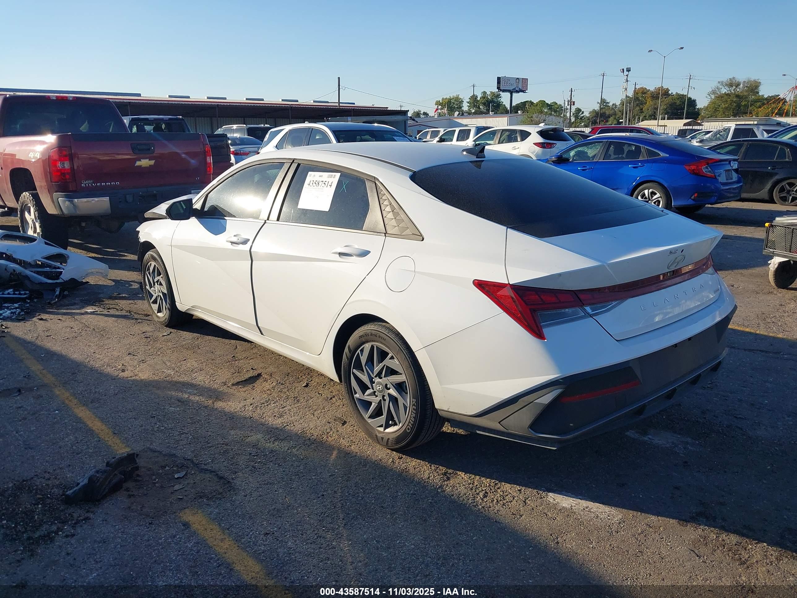 HYUNDAI ELANTRA image 3