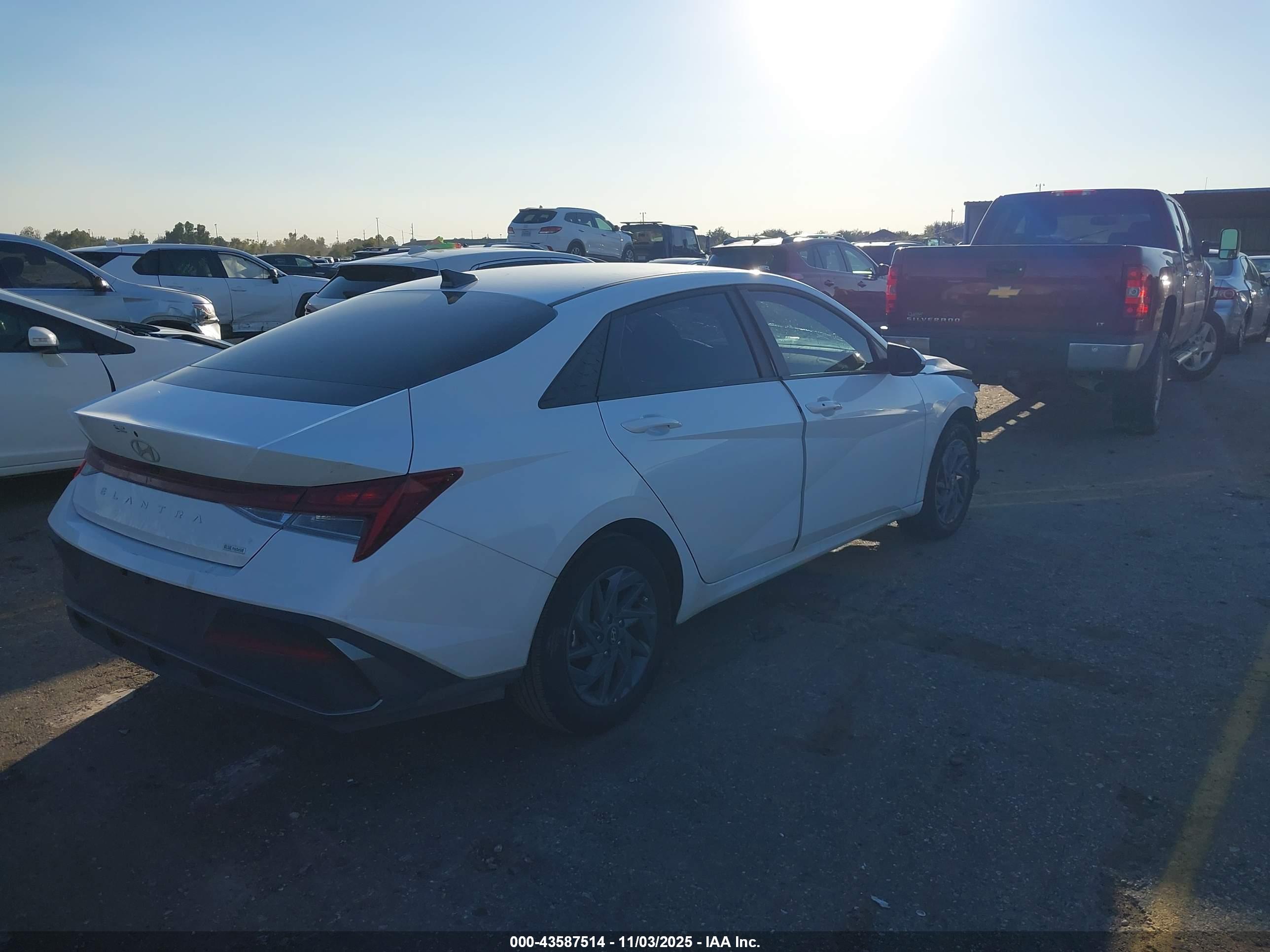 HYUNDAI ELANTRA image 4