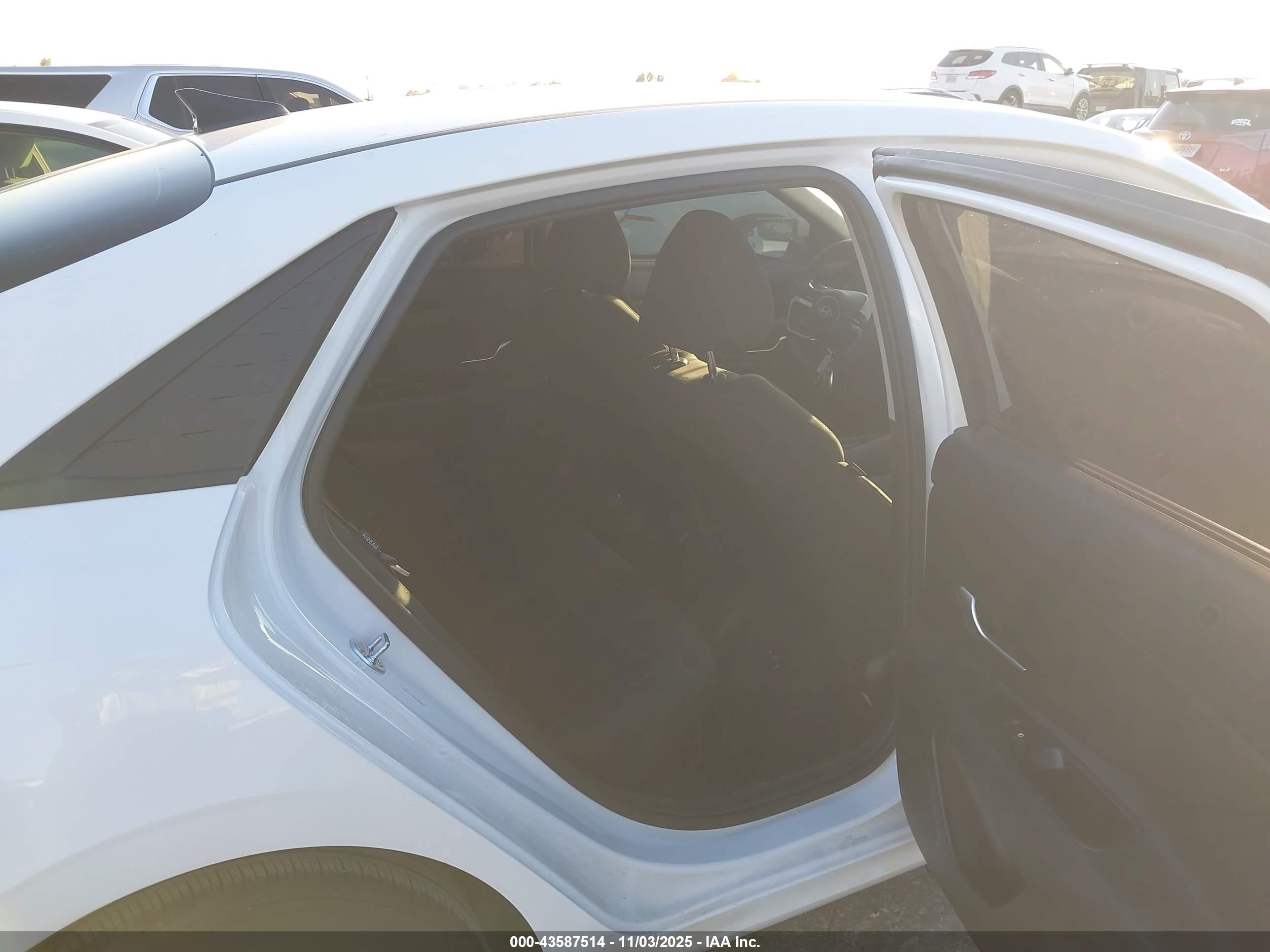 HYUNDAI ELANTRA image 8