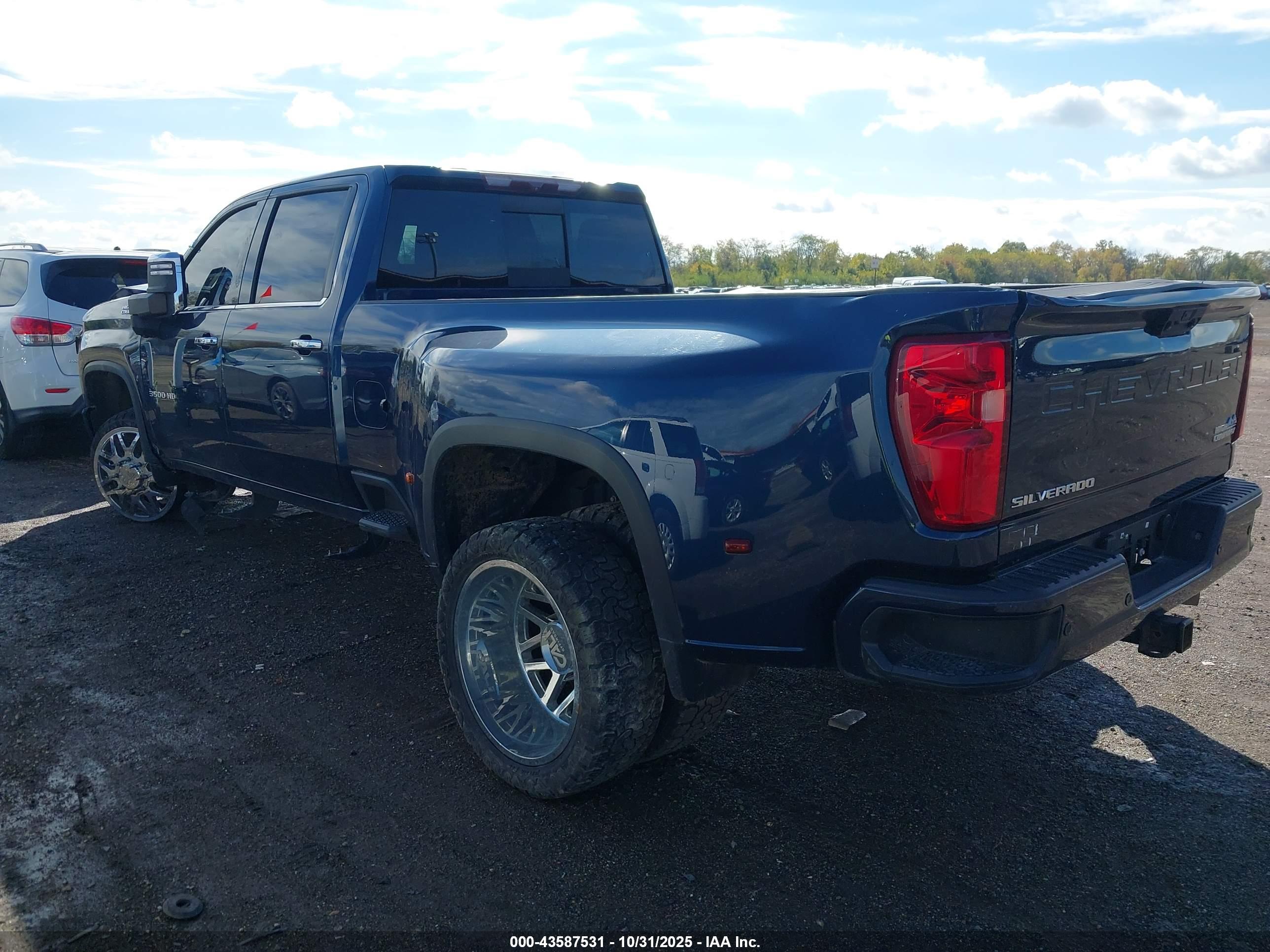 CHEVROLET SILVERADO image 3