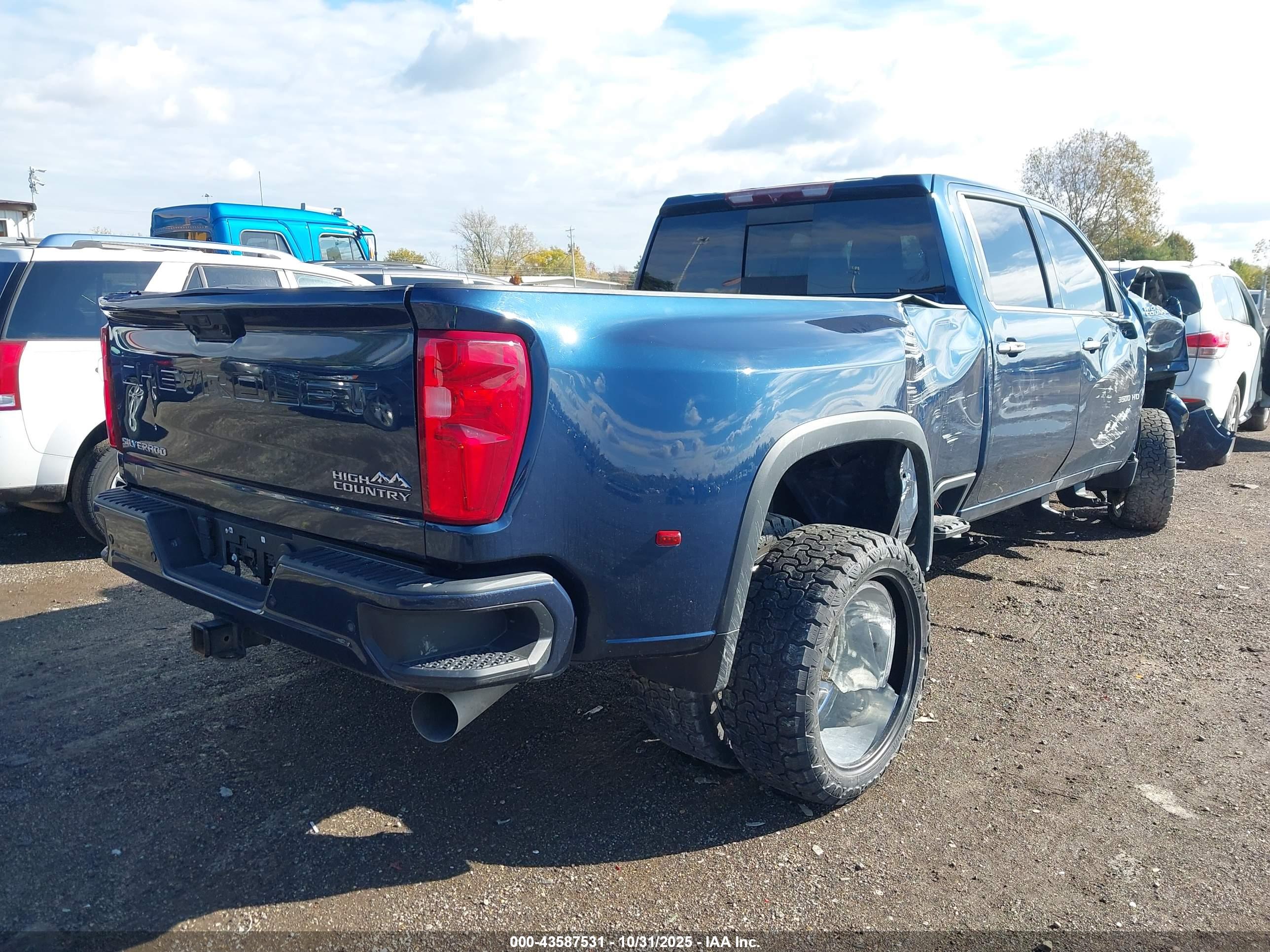 CHEVROLET SILVERADO image 4