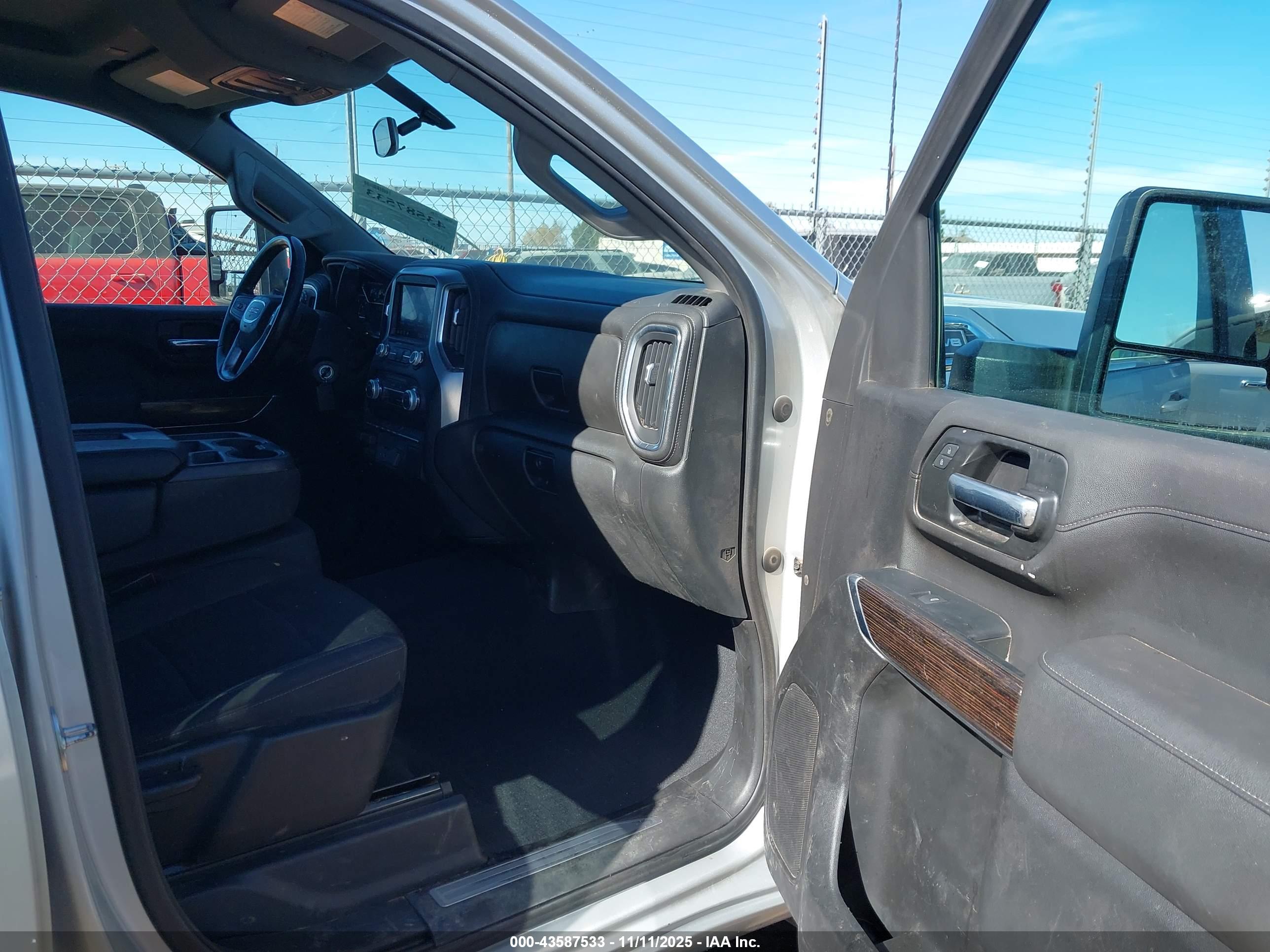 GMC SIERRA image 8