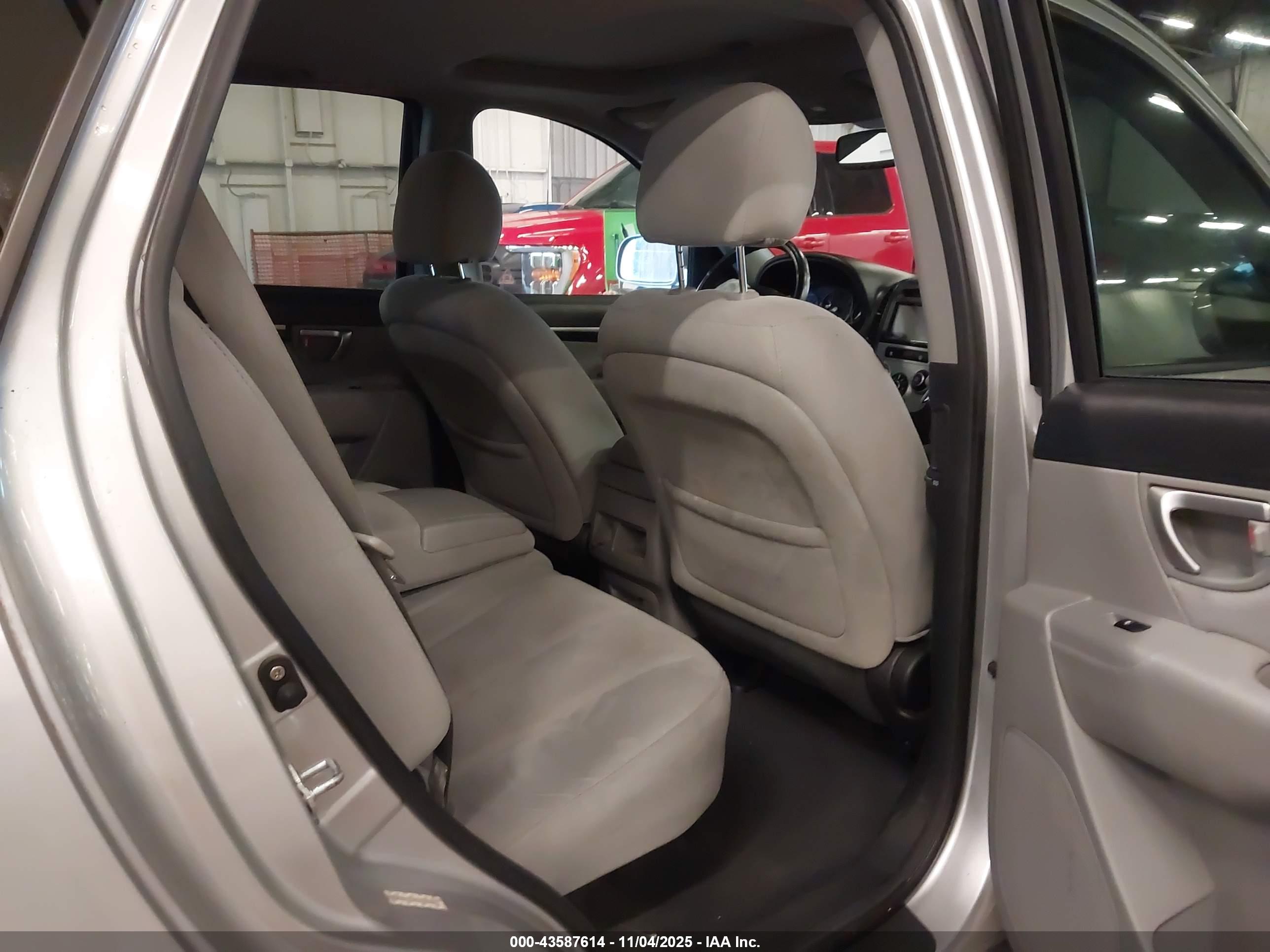 HYUNDAI SANTA image 8