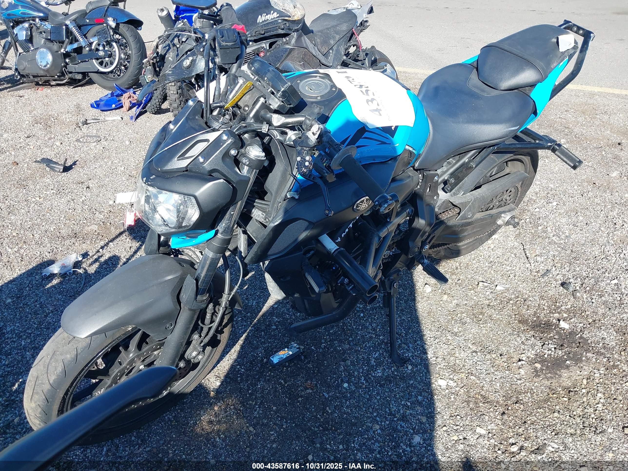 YAMAHA MT07 image 2
