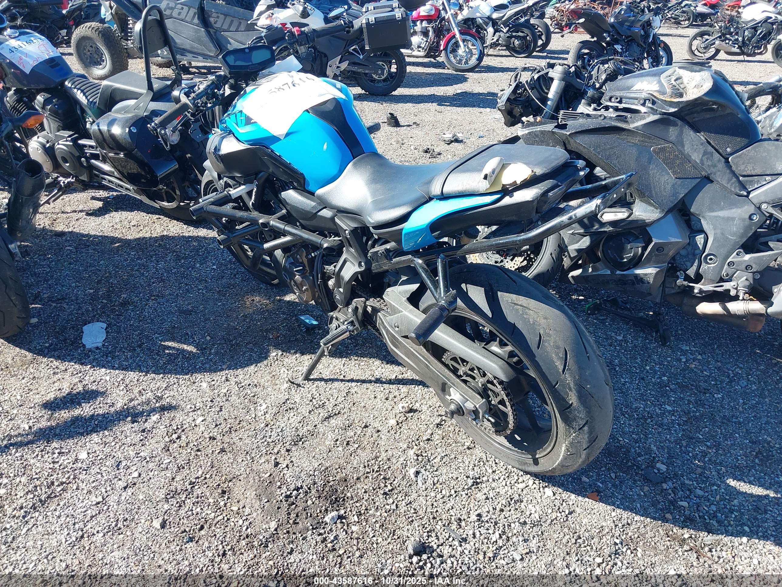 YAMAHA MT07 image 3