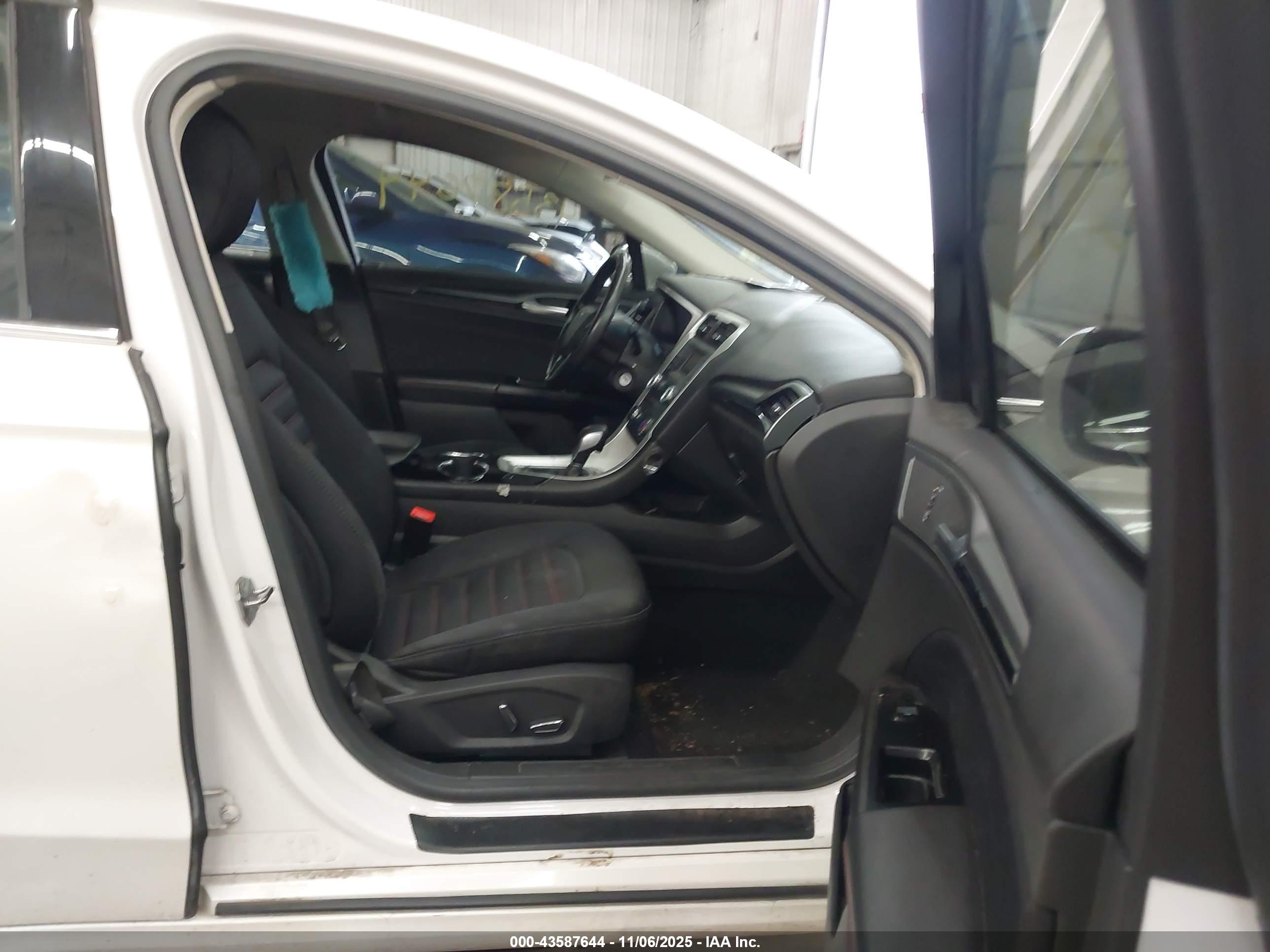 FORD FUSION image 5