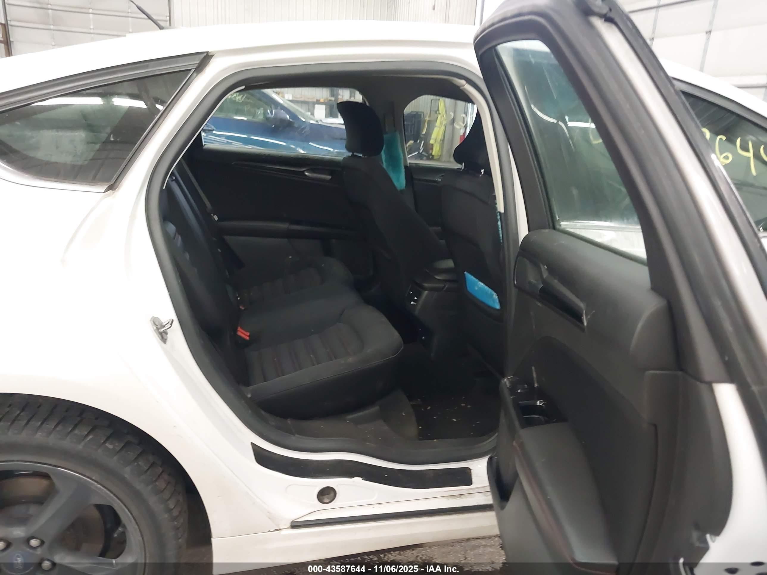FORD FUSION image 8